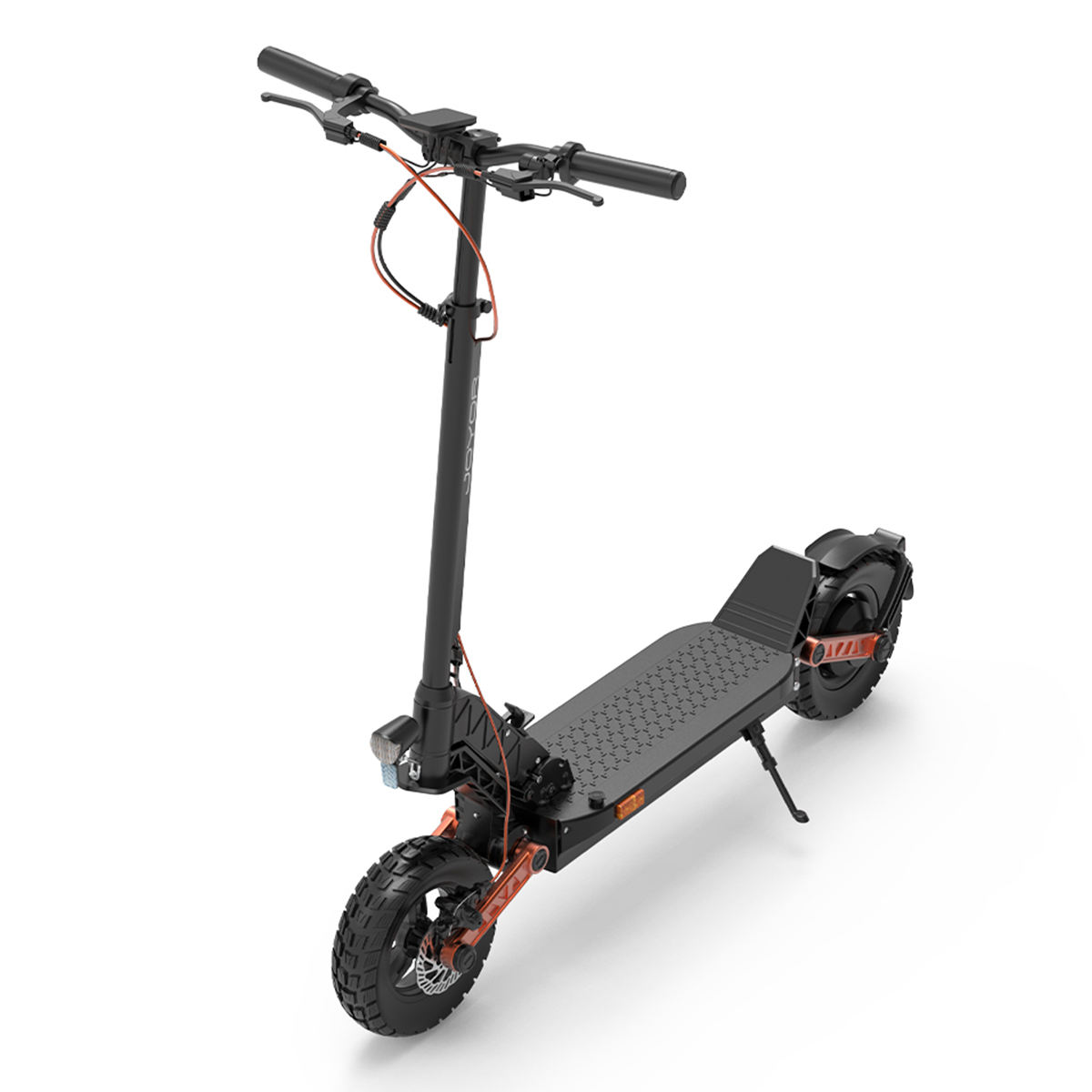 Czarna hulajnoga elektryczna z pomarańczowymi akcentami, pokazana z kąta na białym tle.