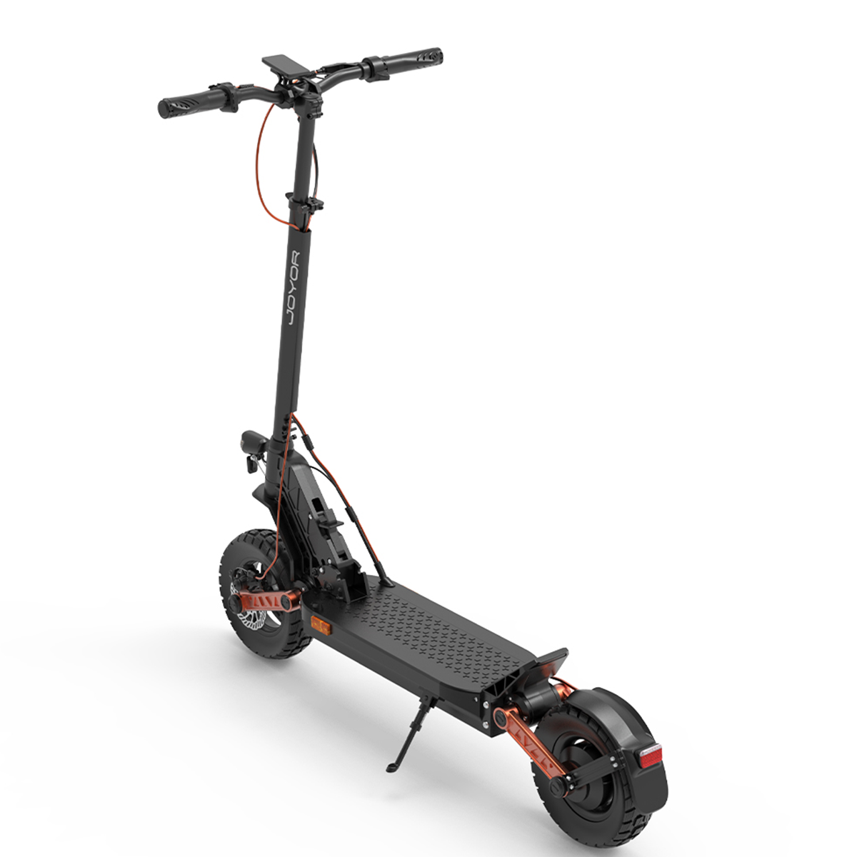 Hulajnoga elektryczna widziana od tyłu. Czarny korpus z pomarańczowymi akcentami, duże koła. Białe tło.