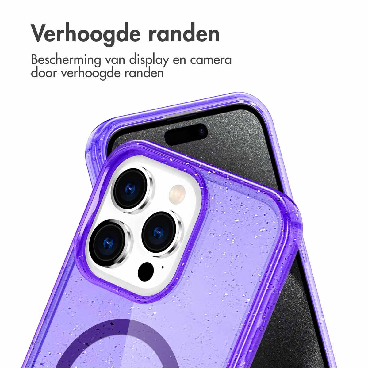 Een telefoon met een paarse hoes. De hoes heeft glitter en verhoogde randen. De telefoon heeft meerdere cameralenzen.
