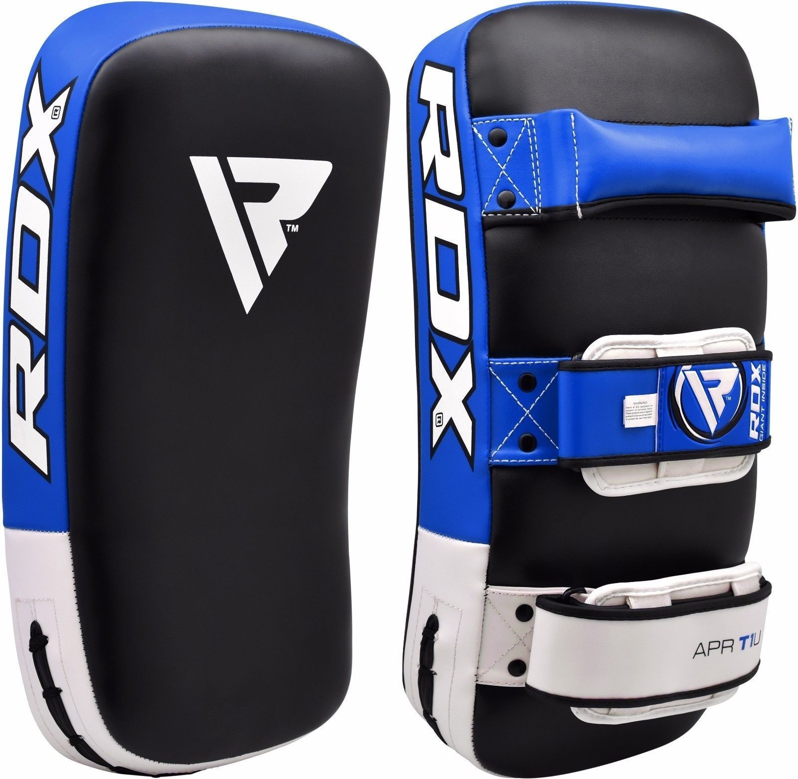 Deux coussinets de kickboxing. L'un est noir, blanc et bleu. L'autre est noir et blanc.