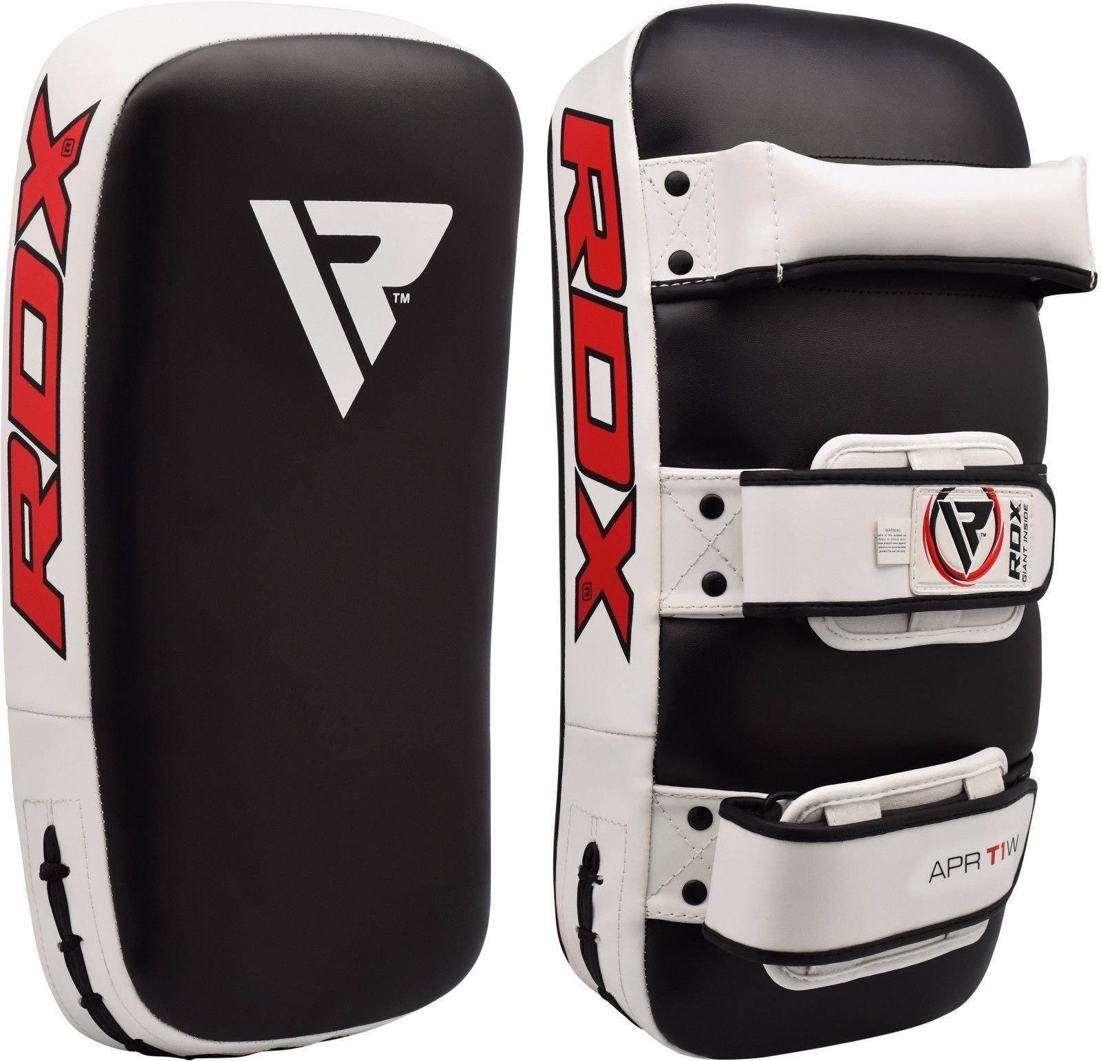 Deux coussinets de kickboxing. L'un est noir et blanc avec du texte rouge. L'autre est similaire.