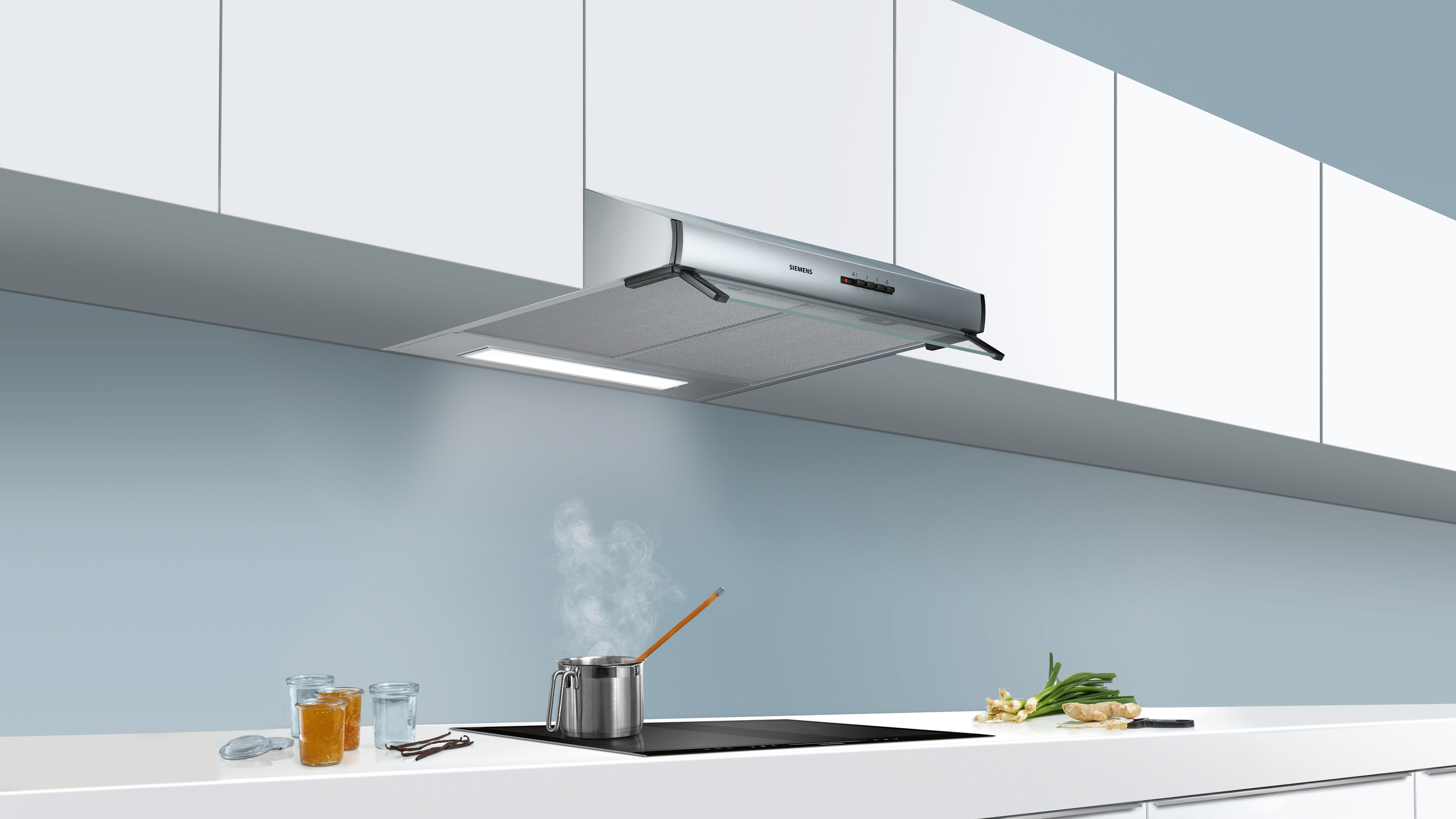 Scena kuchenna z okapem, garnkiem na płycie grzewczej i składnikami.