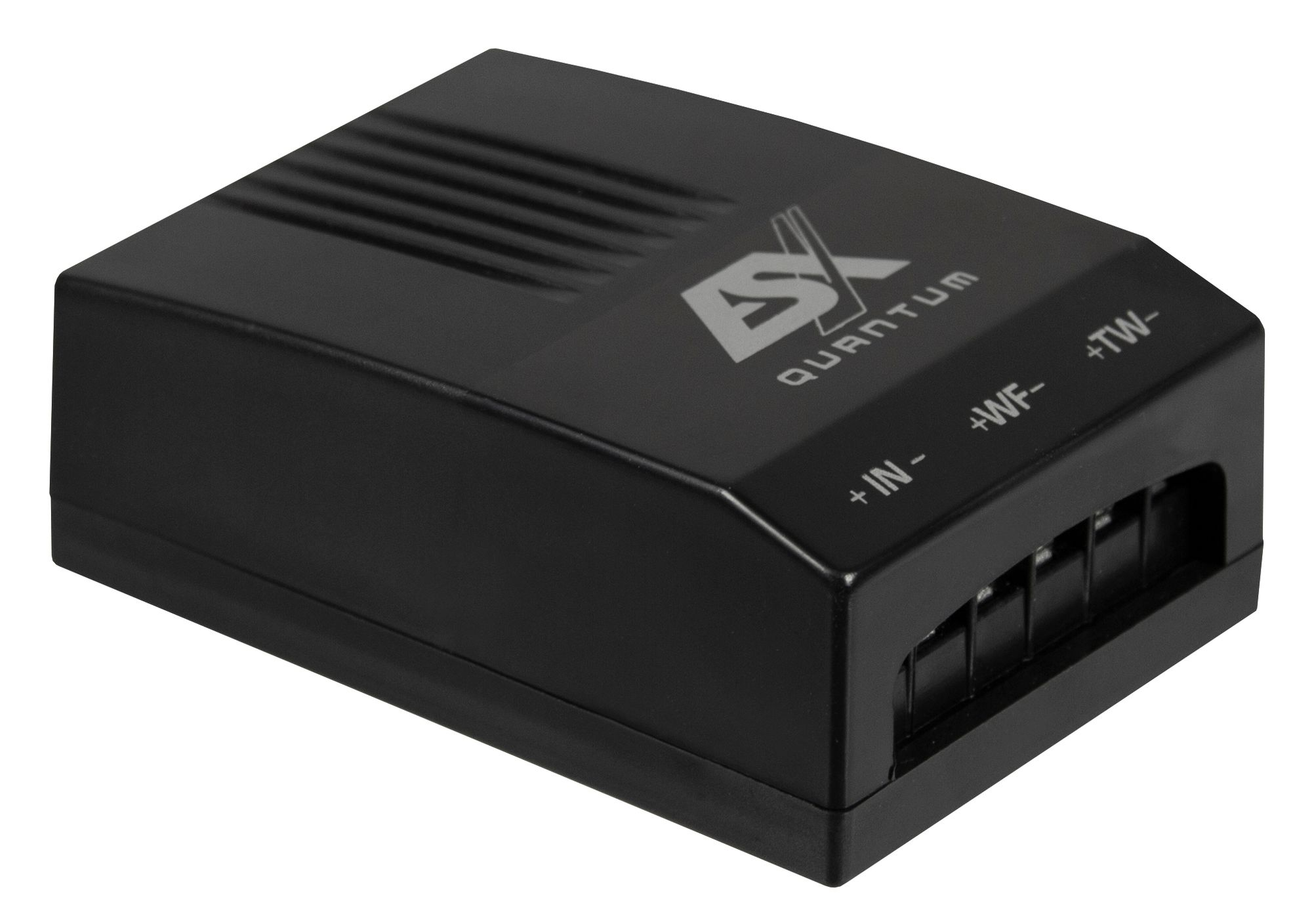 Schwarzes elektronisches Gerät mit beschrifteten Eingangs-/Ausgangsanschlüssen. Text: "BX QUANTUM".