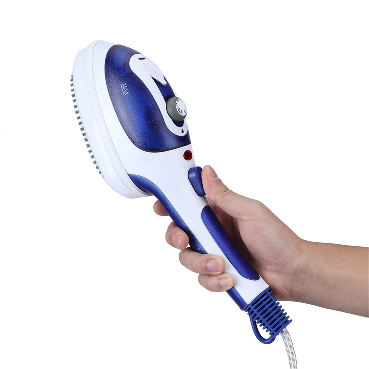 Hand hält einen weiß-blauen Handdampfer vor weißem Hintergrund.