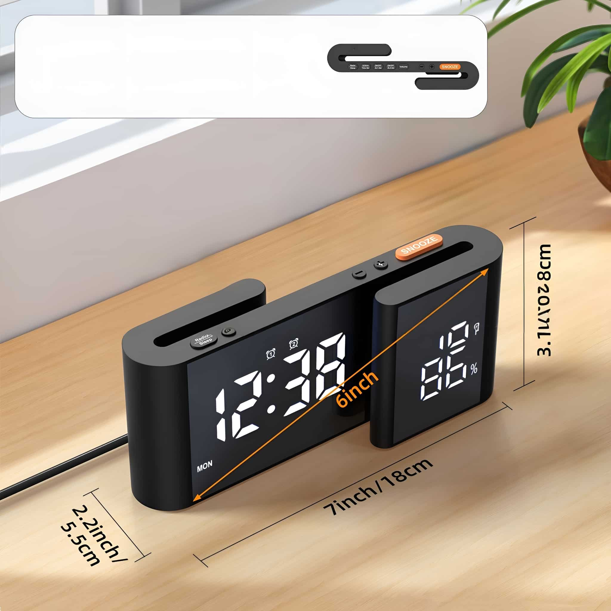 Ein schwarzer digitaler Wecker zeigt Zeit und Luftfeuchtigkeit an. Die Uhr steht auf einer Holzoberfläche.