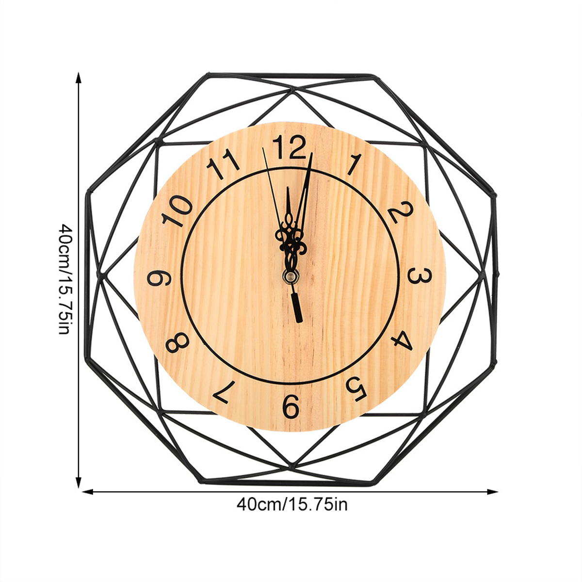 Ein hölzernes Zifferblatt in einem schwarzen geometrischen Rahmen. Die Uhr zeigt 12:00 Uhr.