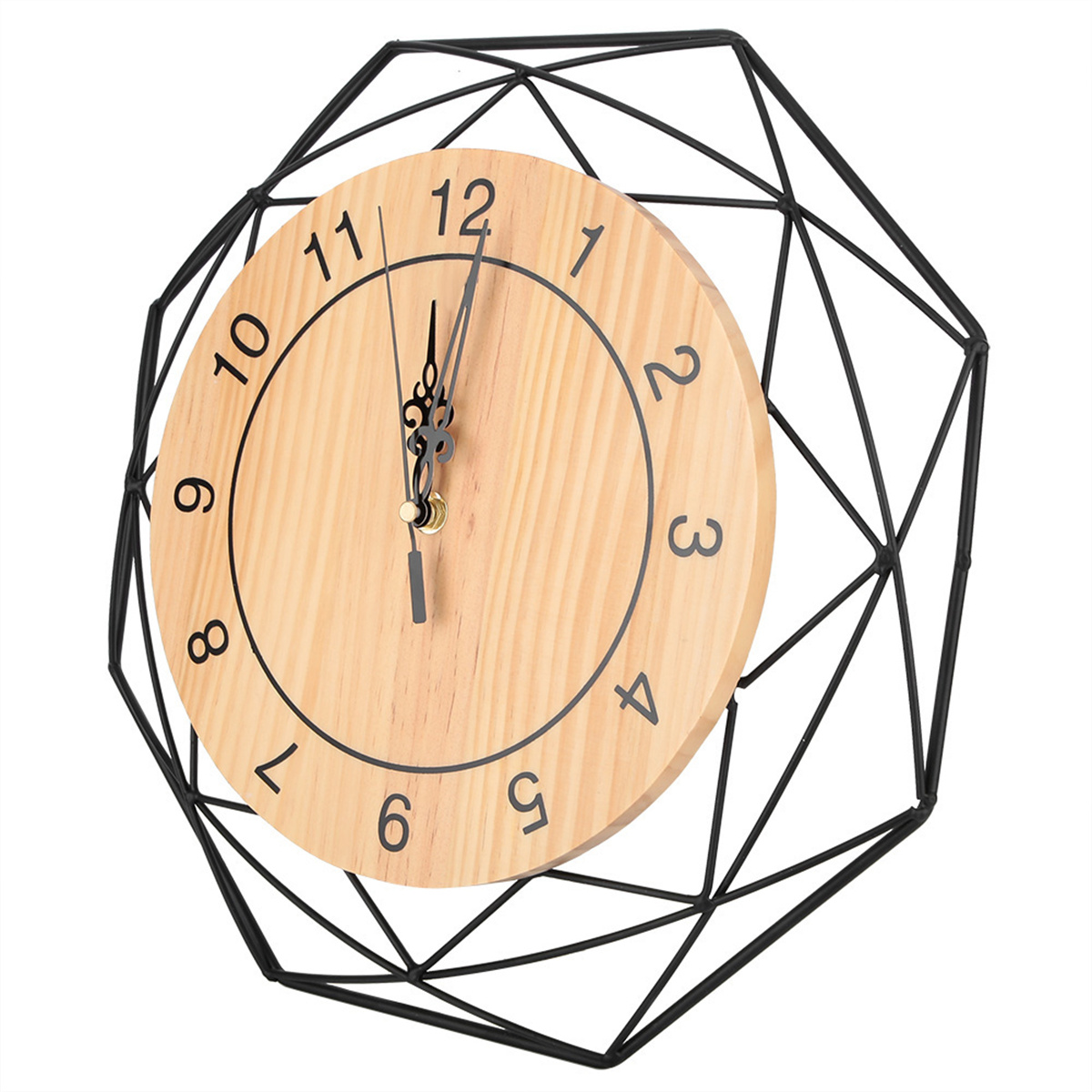 Holzfarbenes Zifferblatt mit schwarzen Zahlen in einem schwarzen geometrischen Rahmen. Zeiger zeigen fast auf 12 Uhr.