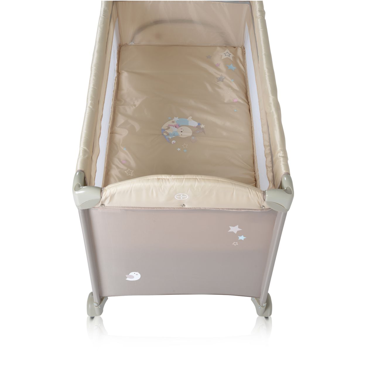 Vier Ansichten eines grünen Babyhochstuhls. Mit Tablett, Holzbeinen und Sicherheitsgurten.