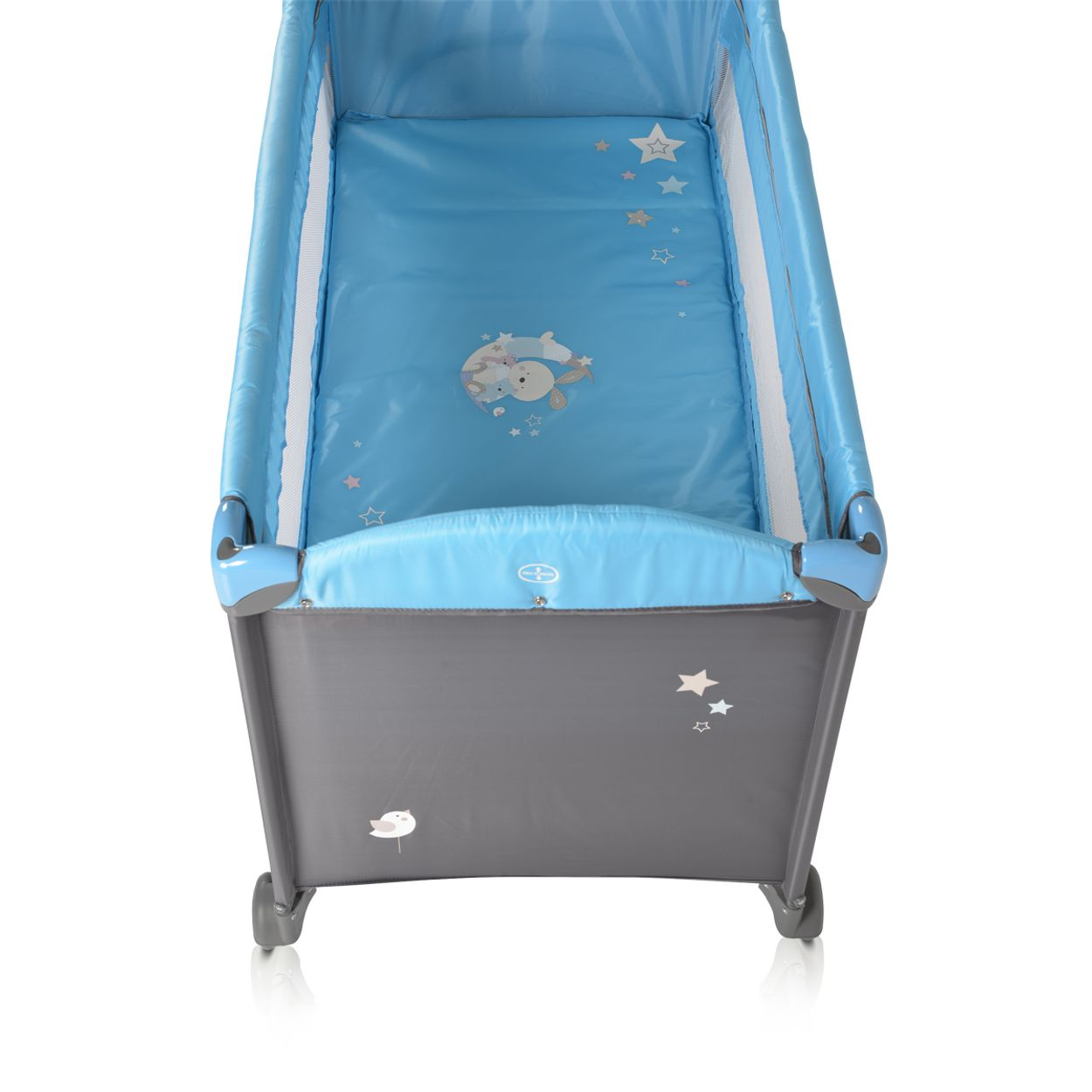 Ein Babybett mit blauem Innenraum und grauem Äußeren, stehend auf weißem Hintergrund.