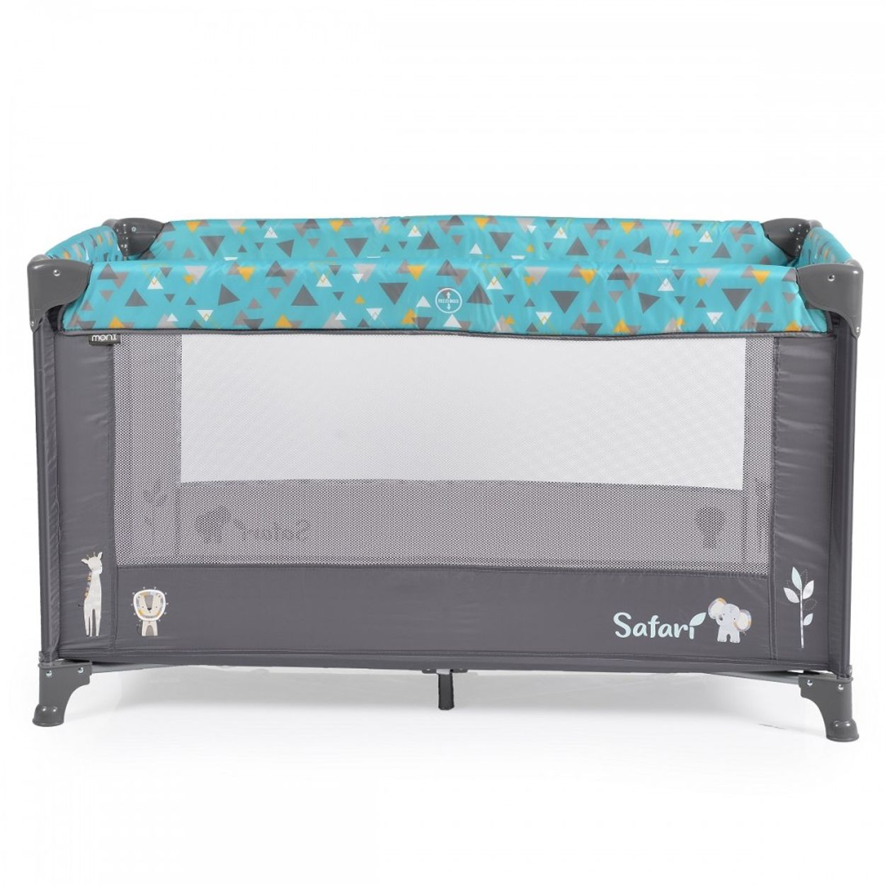 Ein Baby-Reisebett mit Safari-Motiv, mit grauen und blauen Farben und Tiergrafiken. Weißer Hintergrund.