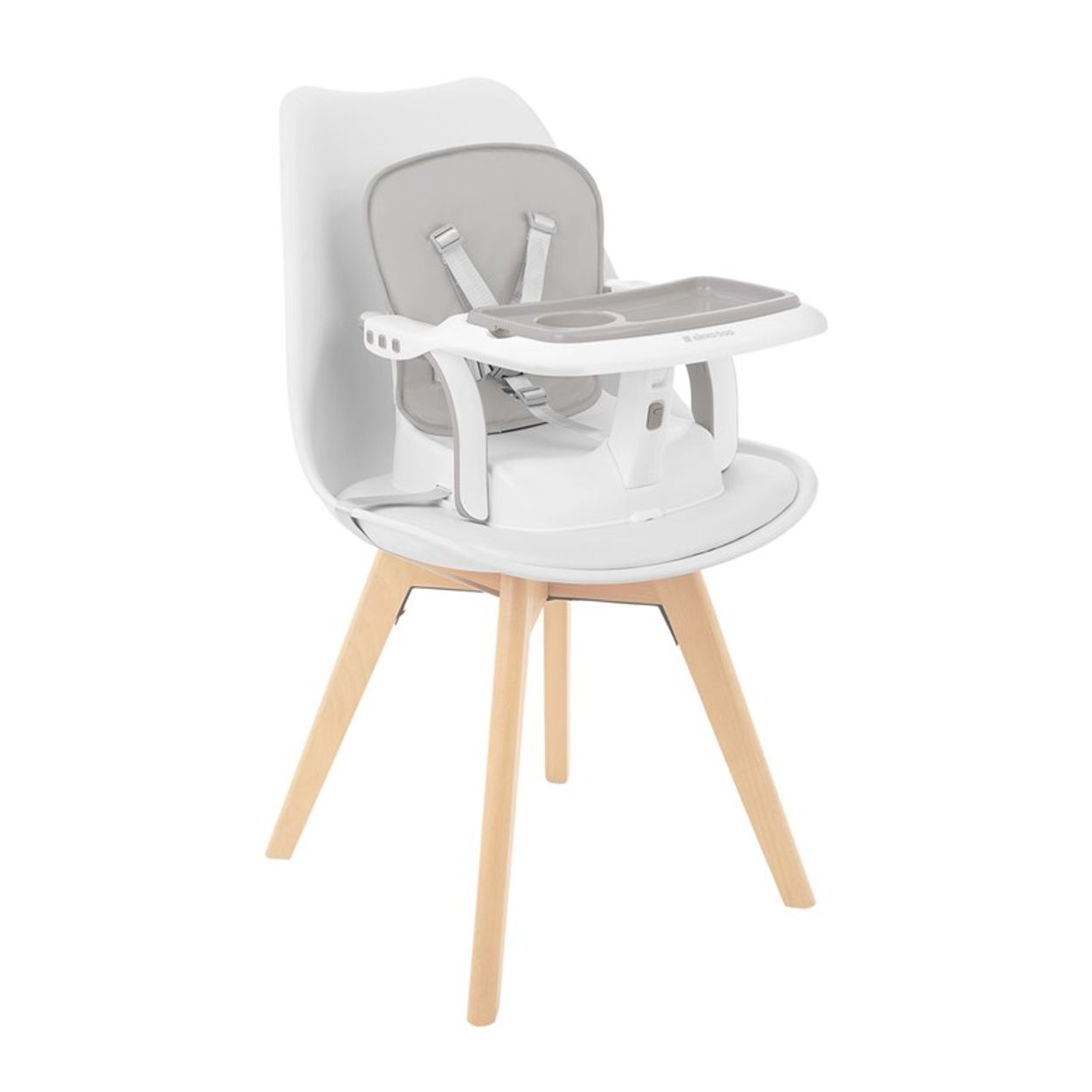 Una trona blanca con asiento y bandeja grises, sobre patas de madera clara.