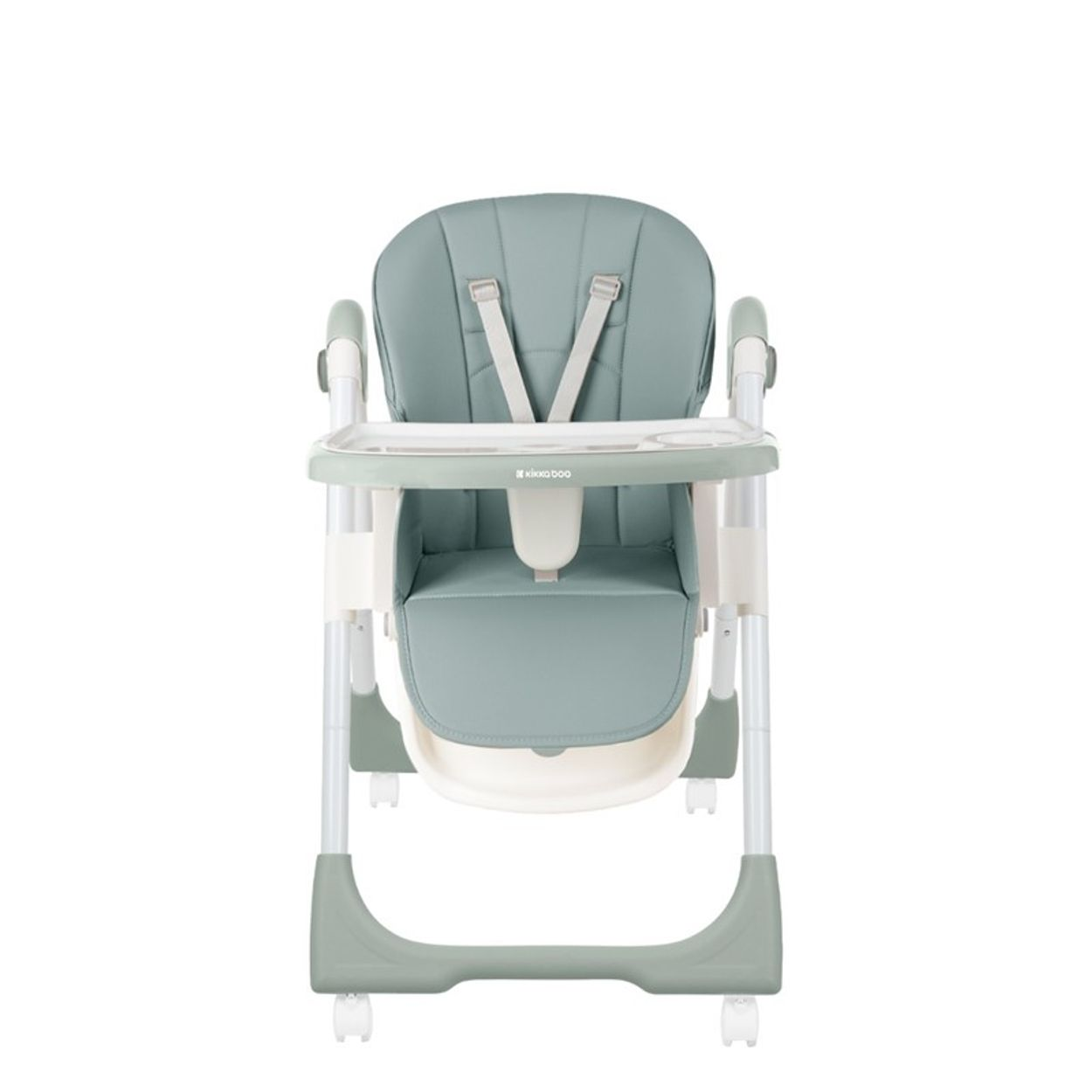 Ein Babyhochstuhl mit grünem Sitz und Tablett, auf weißem Hintergrund.