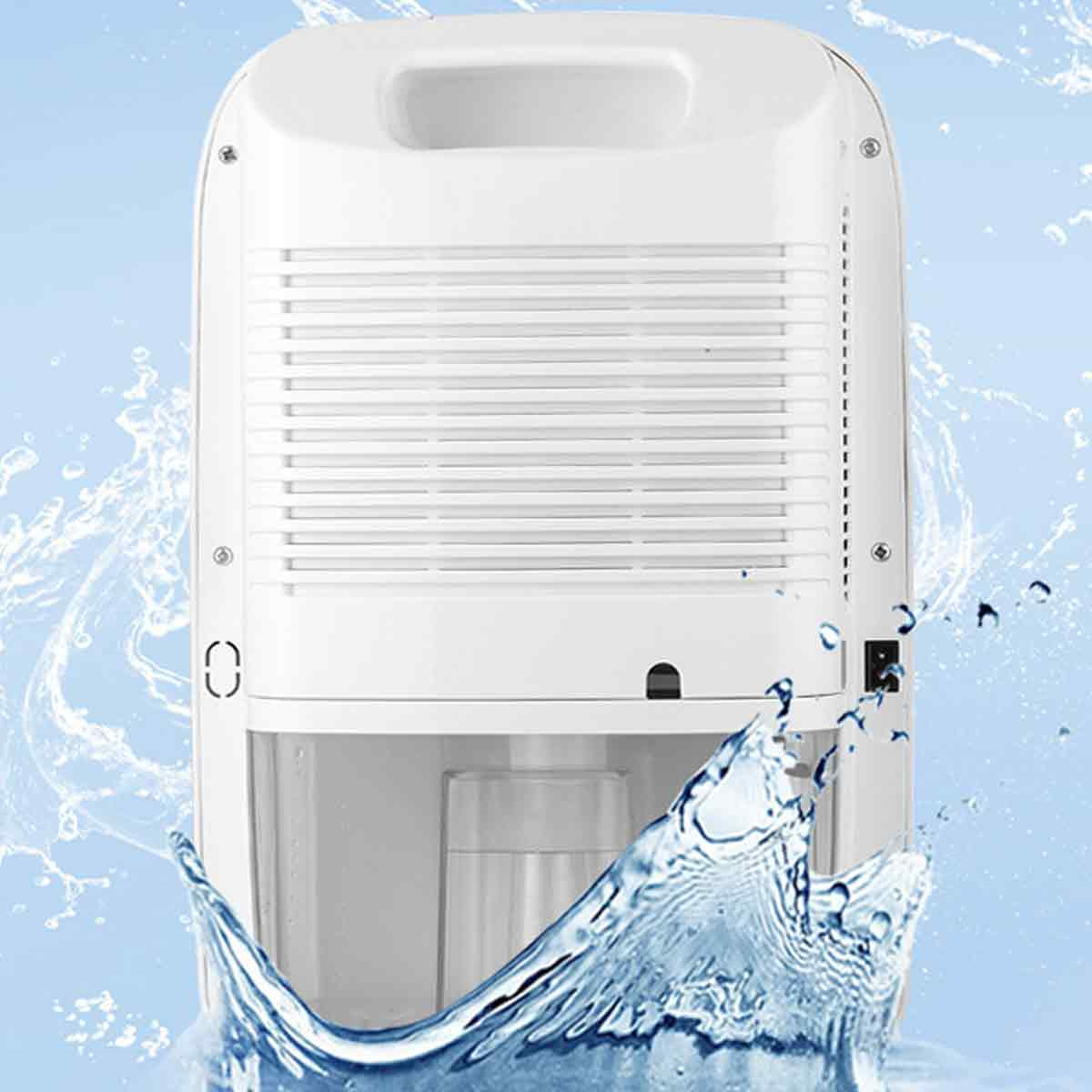 Weißer Luftentfeuchter mit spritzendem Wasser. Transparenter Wasserbehälter.