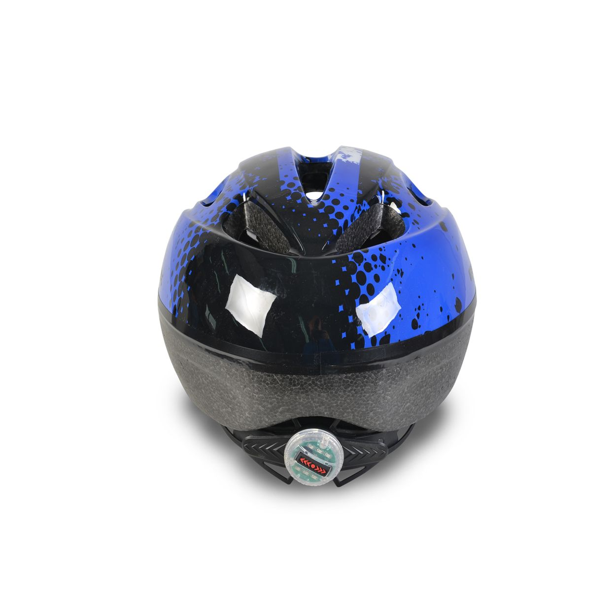 Blau-schwarzer Fahrradhelm mit Licht hinten. Weißer Hintergrund.