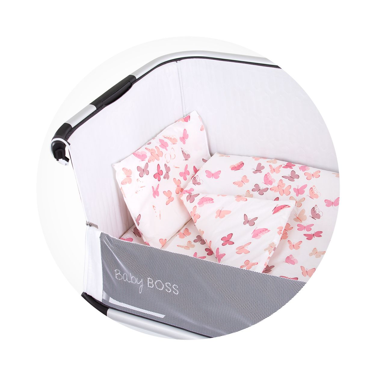 Babybett mit weißem Innenraum, grauen Gittern und rosa, mit Schmetterlingen gemusterter Bettwäsche.