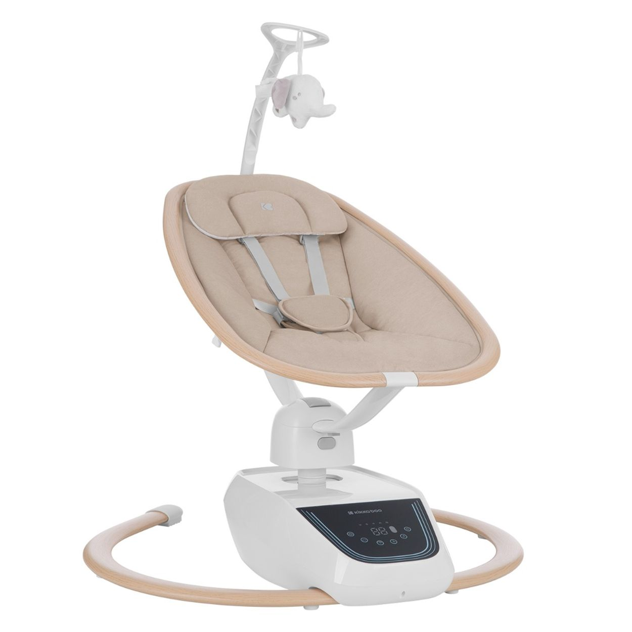 Beiger Babyschaukel mit weißem Sockel. Sie hat ein Bedienfeld und ein Mobile mit einem weißen Elefanten.