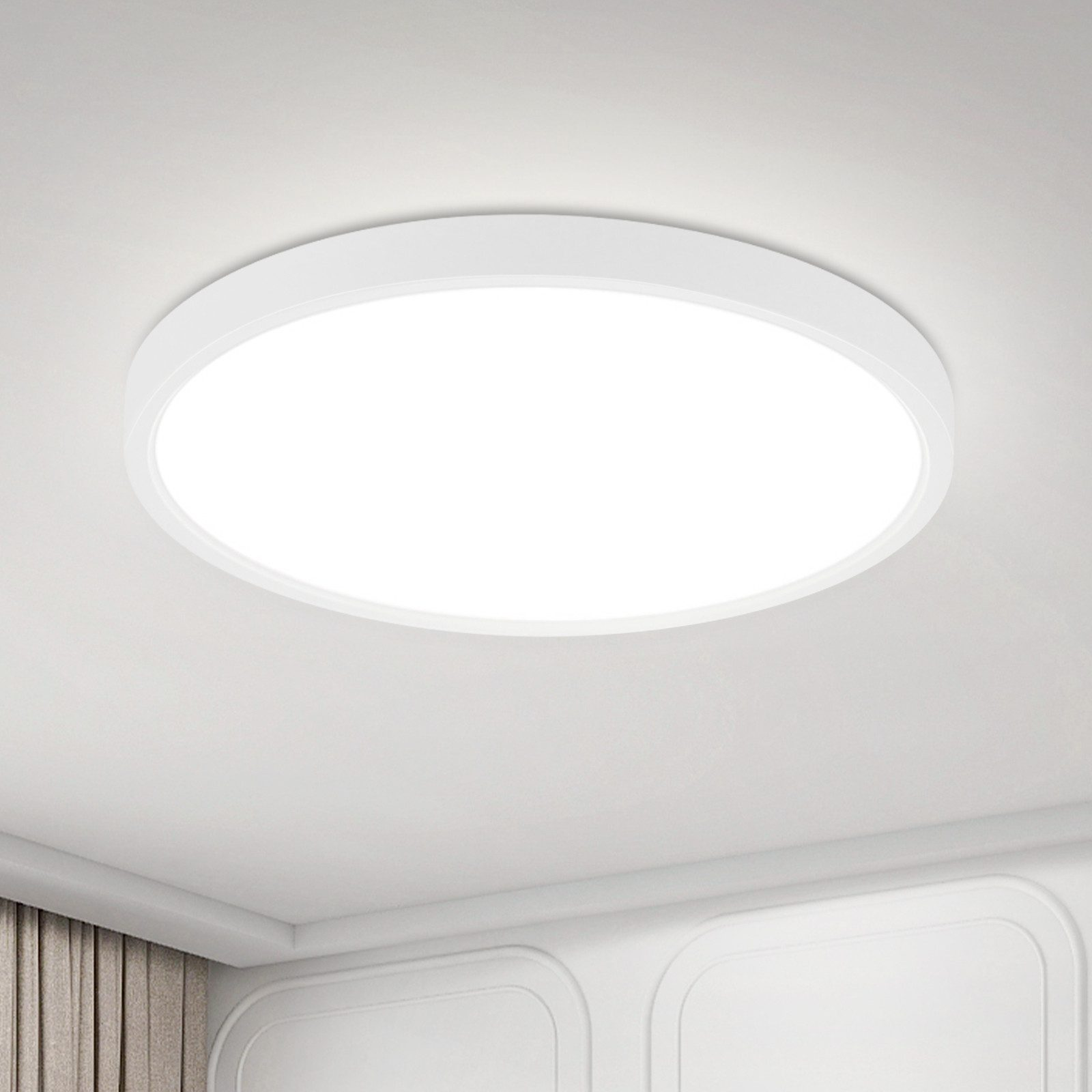 Un apparecchio di illuminazione a soffitto rotondo e bianco.