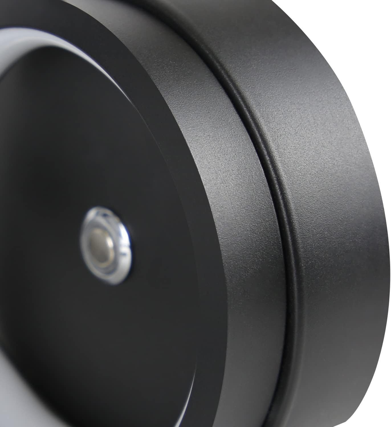 Zbliżenie czarnego okrągłego przedmiotu z małym srebrnym środkiem.