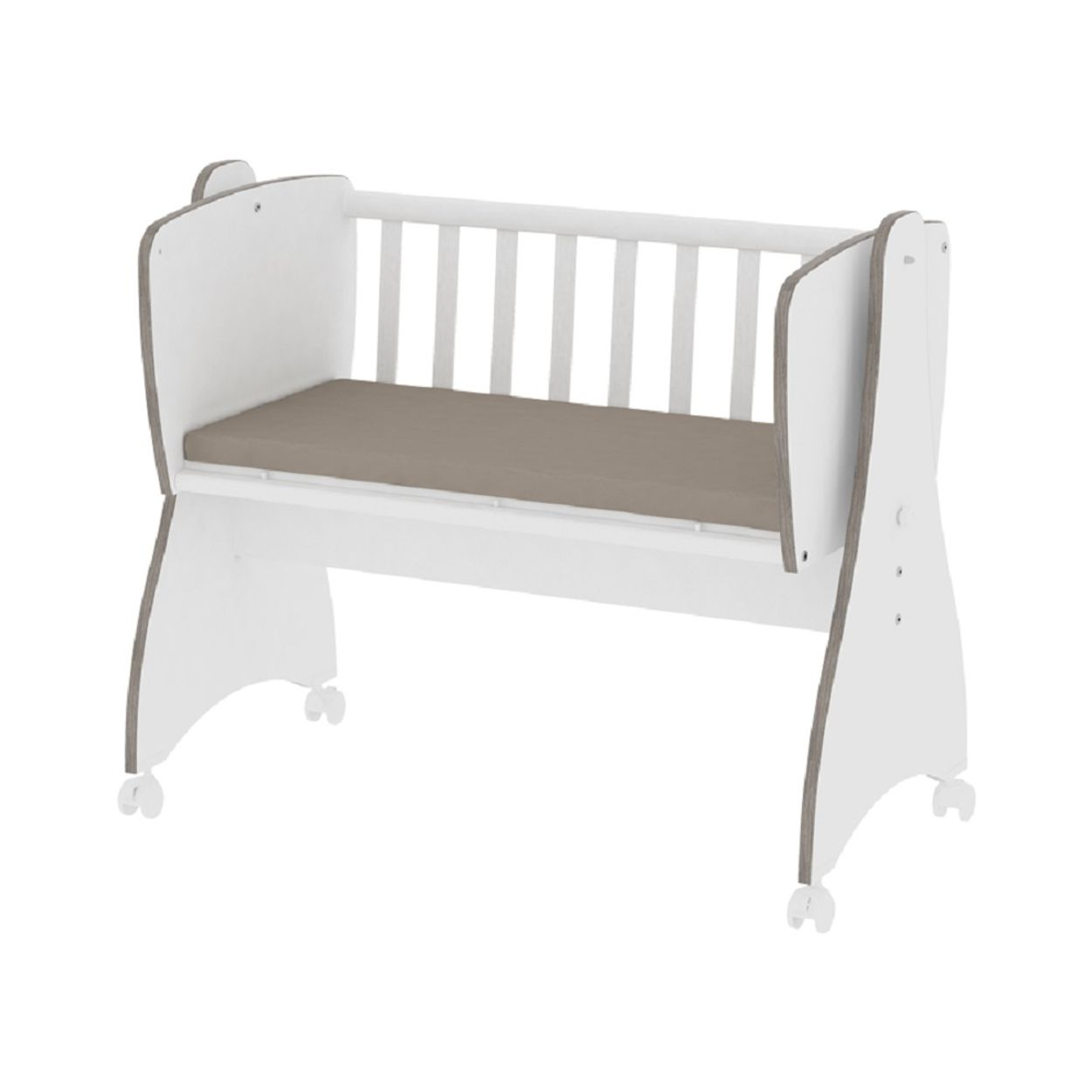 Ein weißes Babybett aus Holz mit grauer Matratze, auf Rädern, vor weißem Hintergrund isoliert.