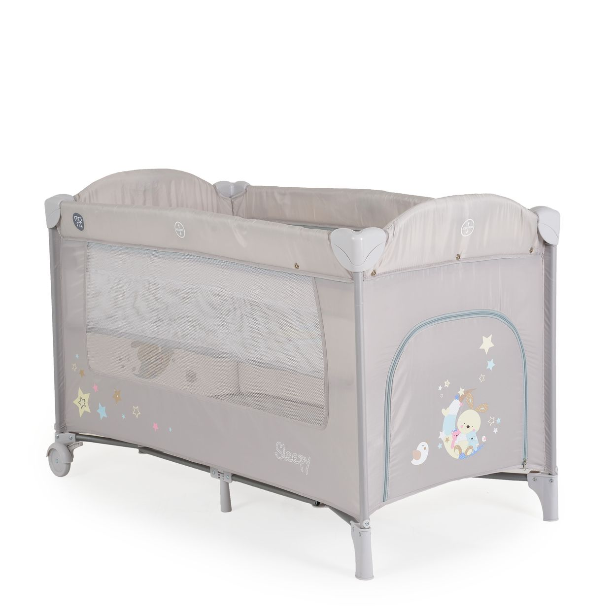 Ein graues Baby-Reisebett mit einem Netzseitenteil. Es hat ein Cartoon-Design auf der Seite und Räder.