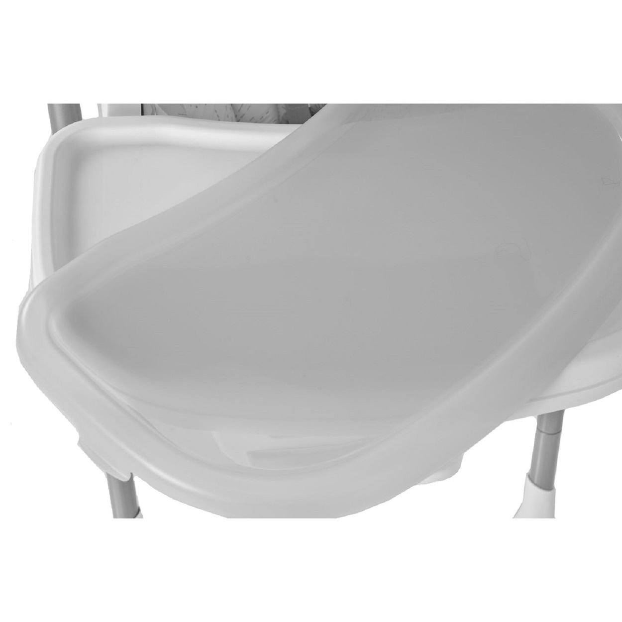 Nahaufnahme der Ablage eines Hochstuhls, weißer Kunststoff, glatte Oberfläche, leicht gebogen, mit kleiner Lippe.