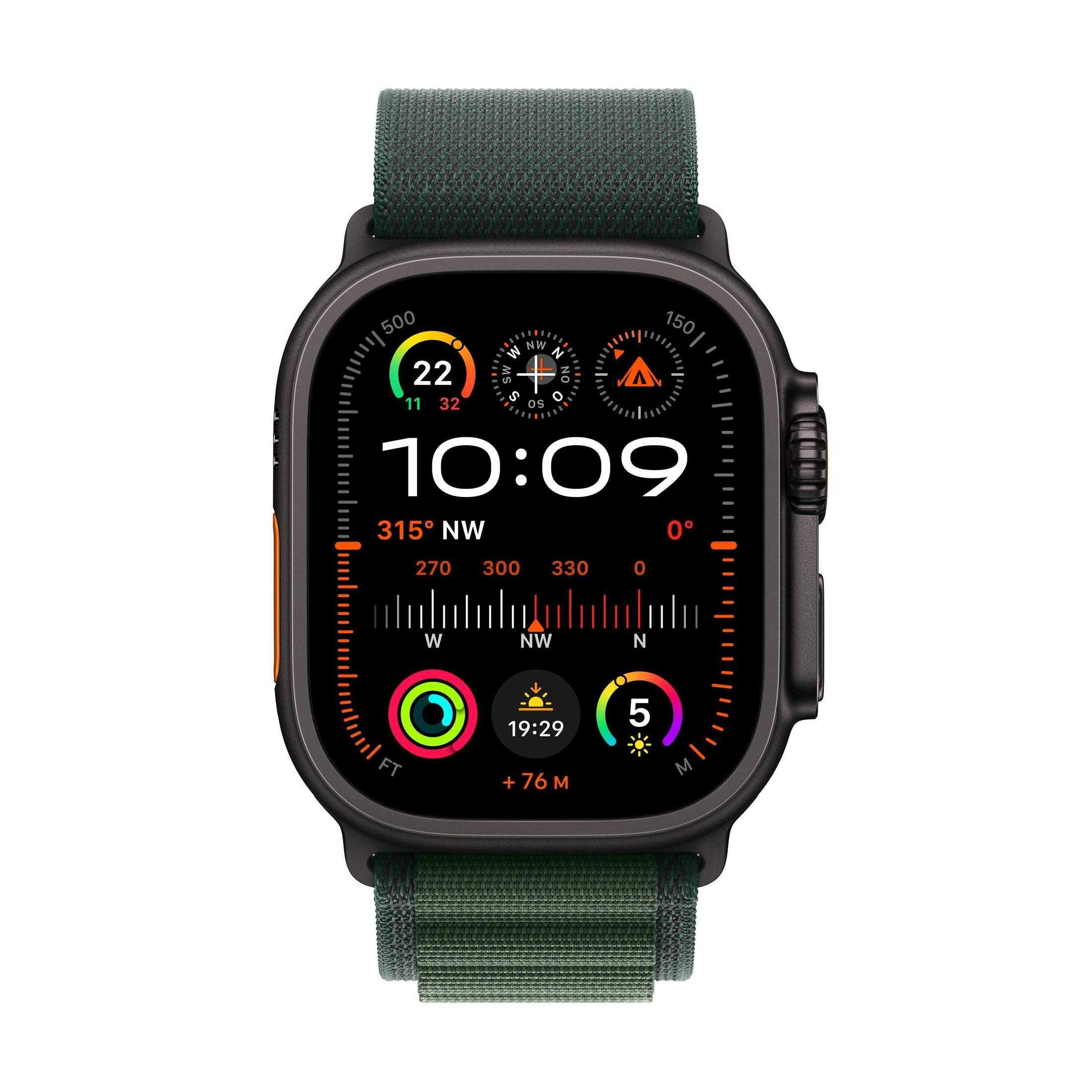 Eine schwarze Smartwatch mit grünem Armband, zeigt Uhrzeit und andere Daten. Der Hintergrund ist weiß.