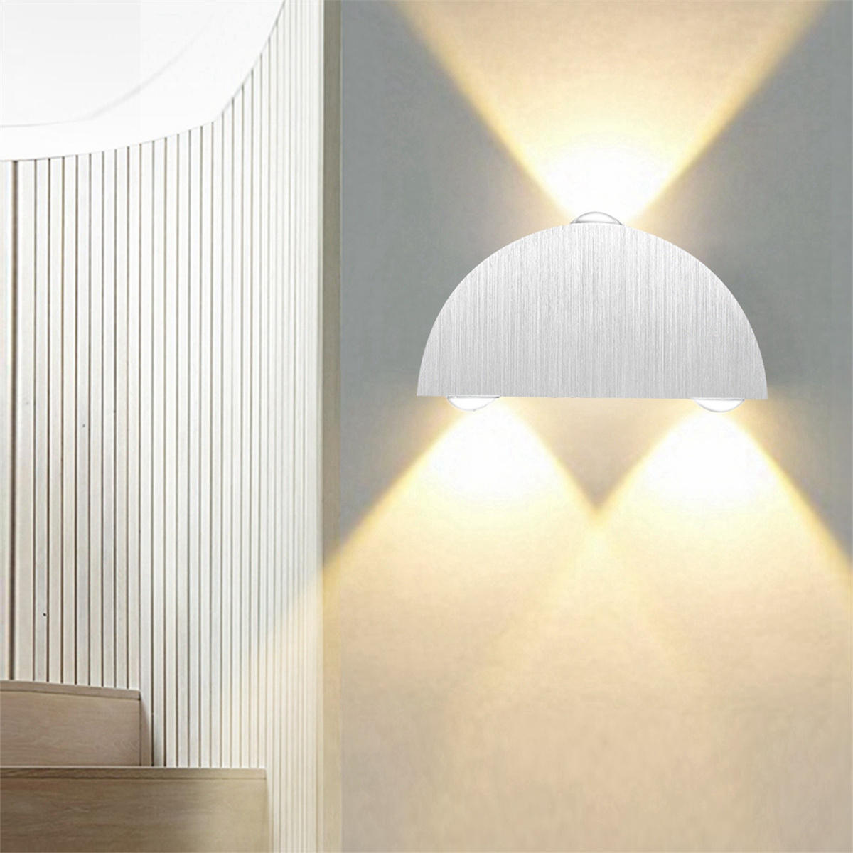 Wandlampe mit zwei nach unten gerichteten Lichtern. Weißes, halbkreisförmiges Design.