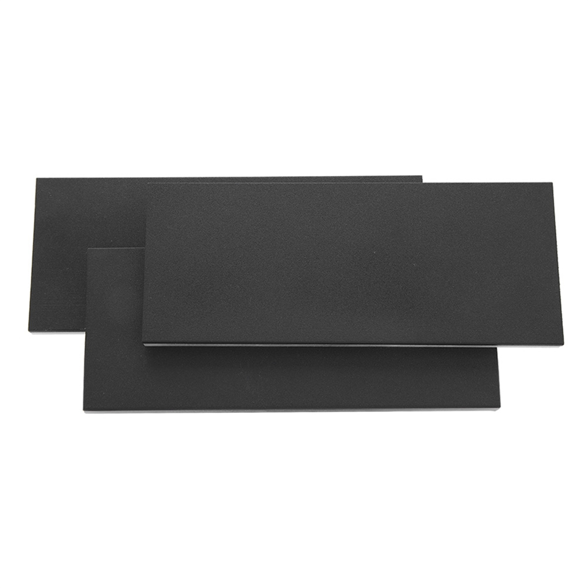 Drei schwarze rechteckige Platten übereinander gestapelt. Weißer Hintergrund.