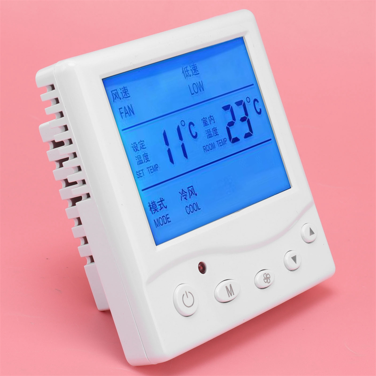 Ein weißes digitales Thermostat mit blauem Bildschirm, der Temperatur und Einstellungen anzeigt.