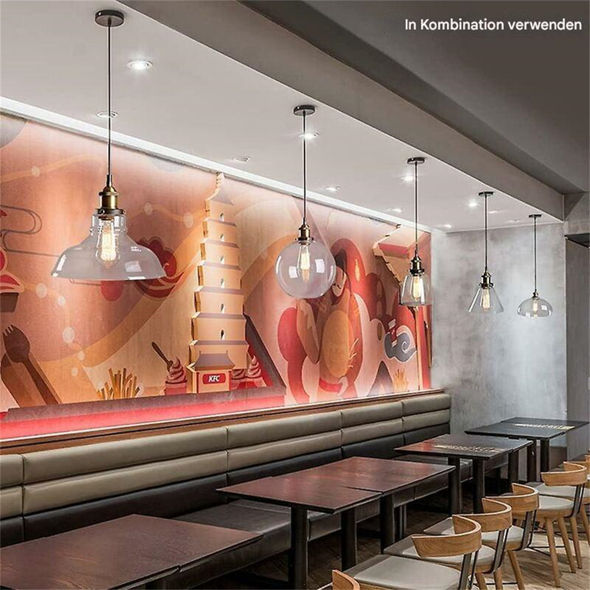 Restaurant-Interieur mit Hängeleuchten. Ein Wandgemälde und Tische mit Stühlen.