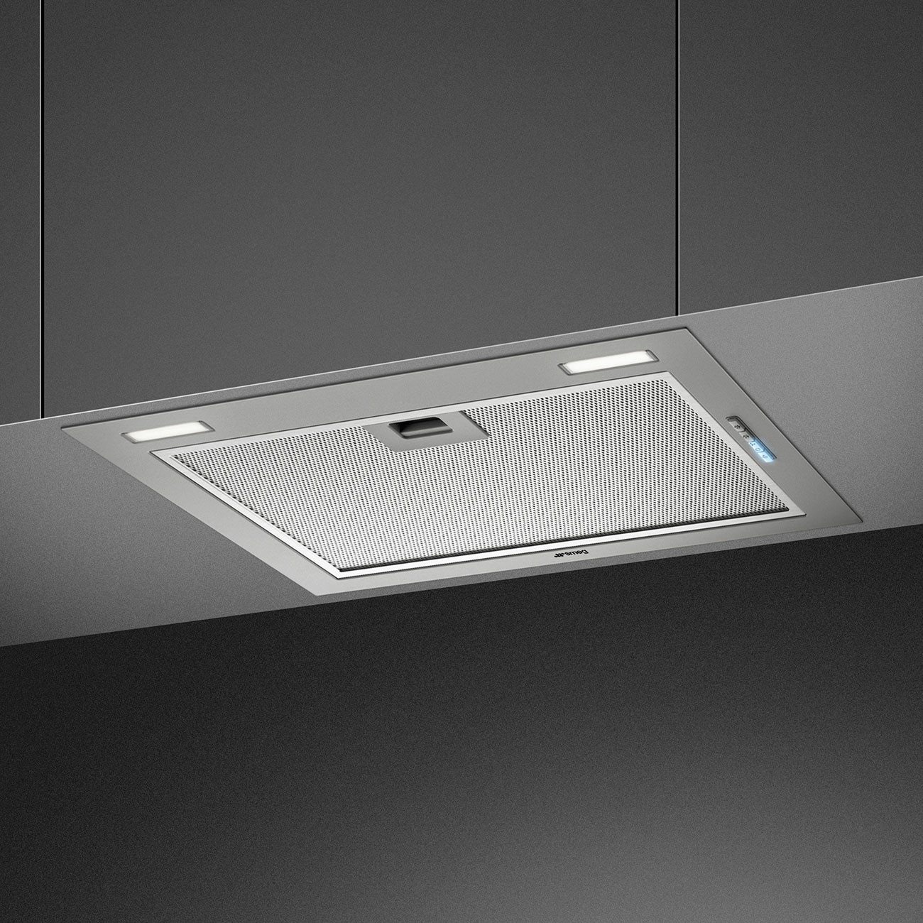 Una cappa da cucina installata. Ha luci, un filtro metallico e un display digitale. È di colore argento.