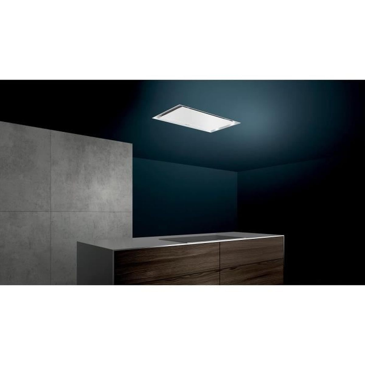 Cucina con cappa Siemens bianca a soffitto sopra un piano di lavoro marrone scuro.