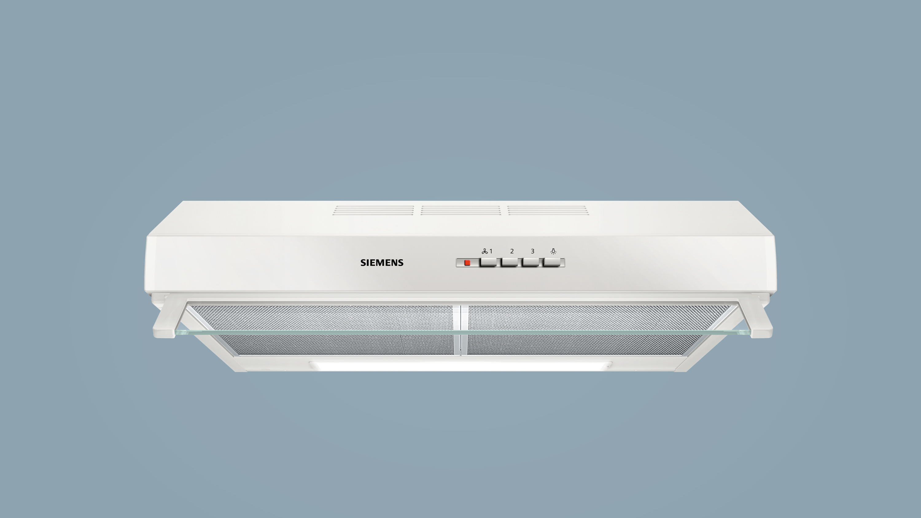 Witte Siemens keukenafzuigkap, gemonteerd op een lichtblauwe achtergrond. Bediening en logo zijn zichtbaar.