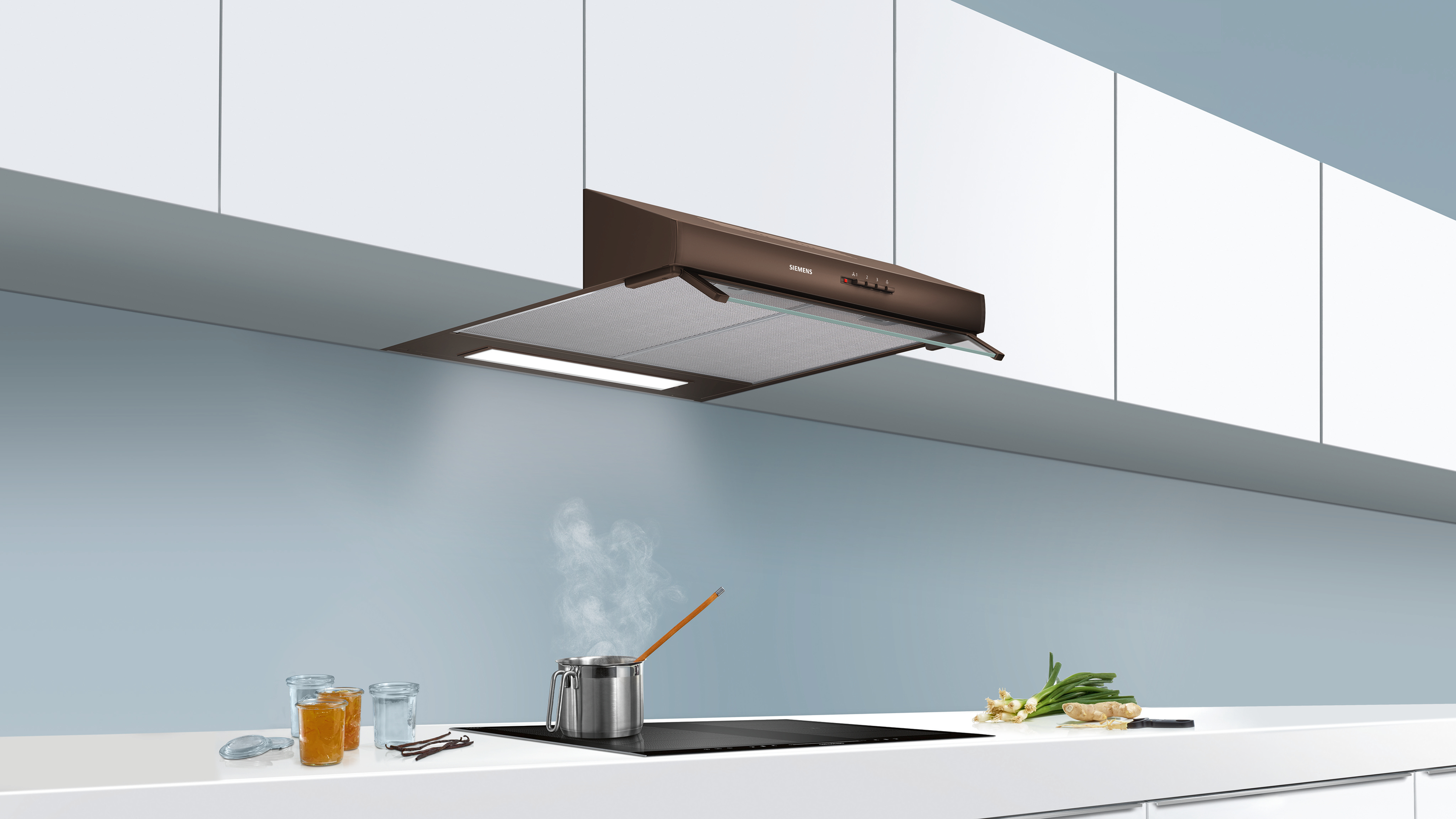 Scena di cucina con cappa, piano cottura, pentole e ingredienti. Design e illuminazione moderni.
