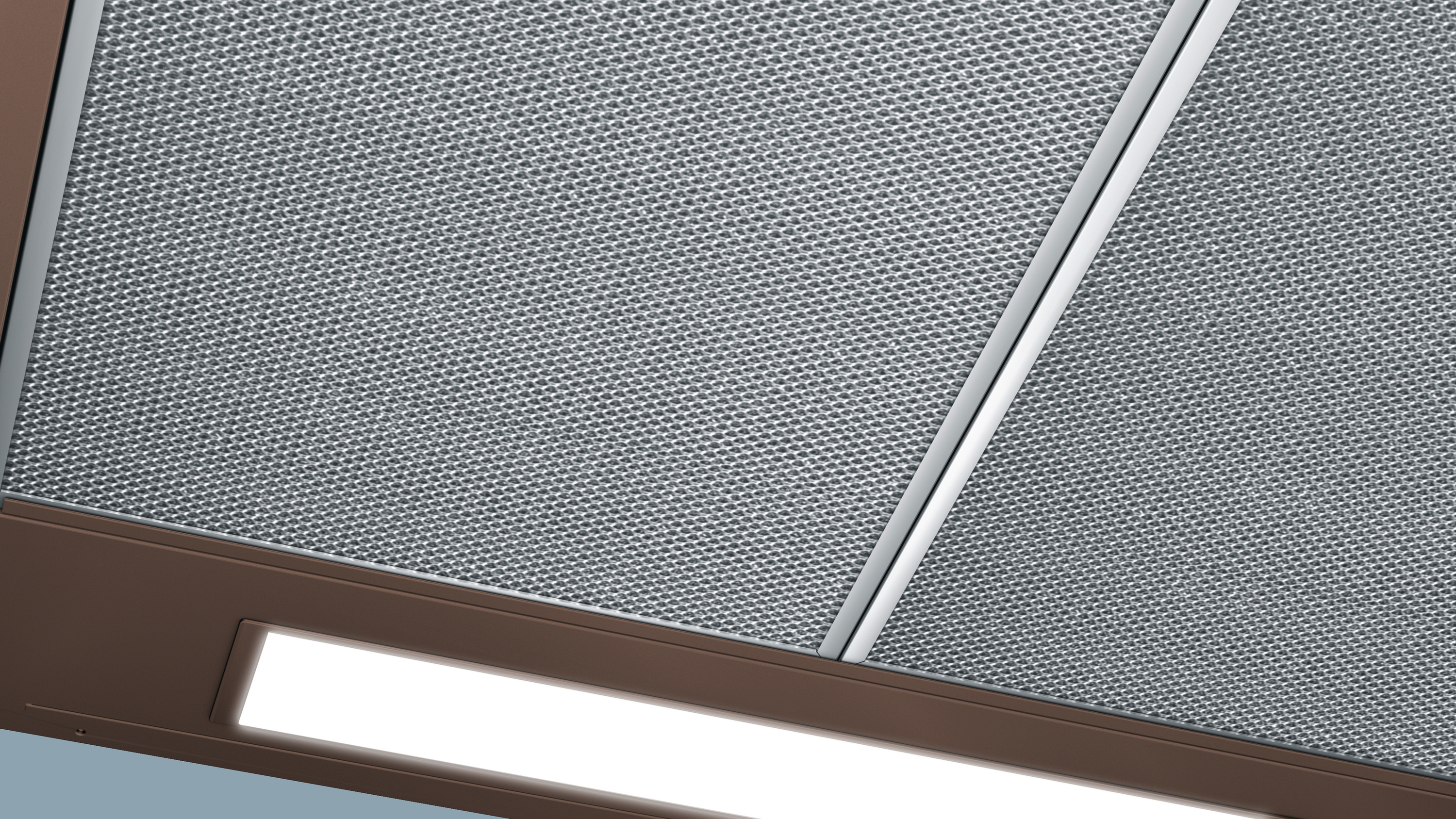 Primo piano del filtro metallico e della luce di una cappa.