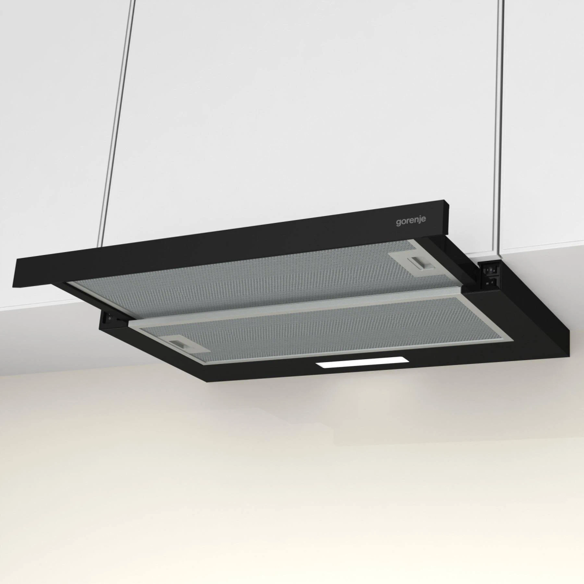 Cappa Gorenje nera. Montata su soffitto bianco, logo Gorenje visibile.