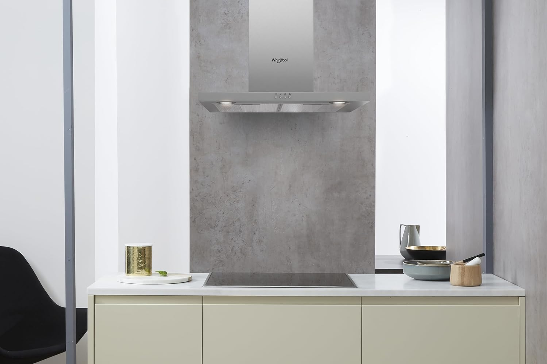Una cucina moderna con cappa e piano cottura su un bancone. Design pulito e minimalista.