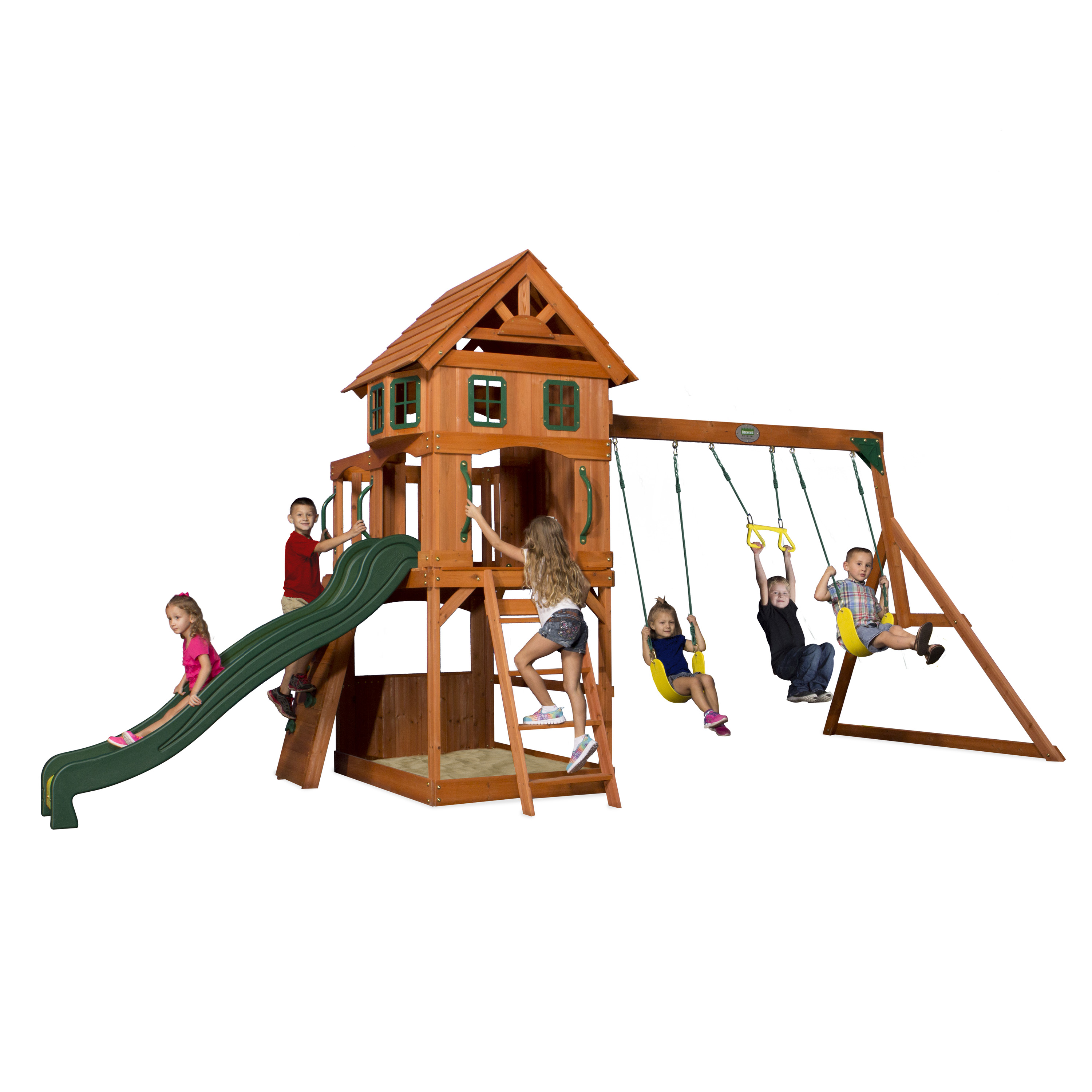 Ein Spielplatz aus Holz mit Rutsche, Schaukeln und Klettergerüst. Kinder spielen darauf.