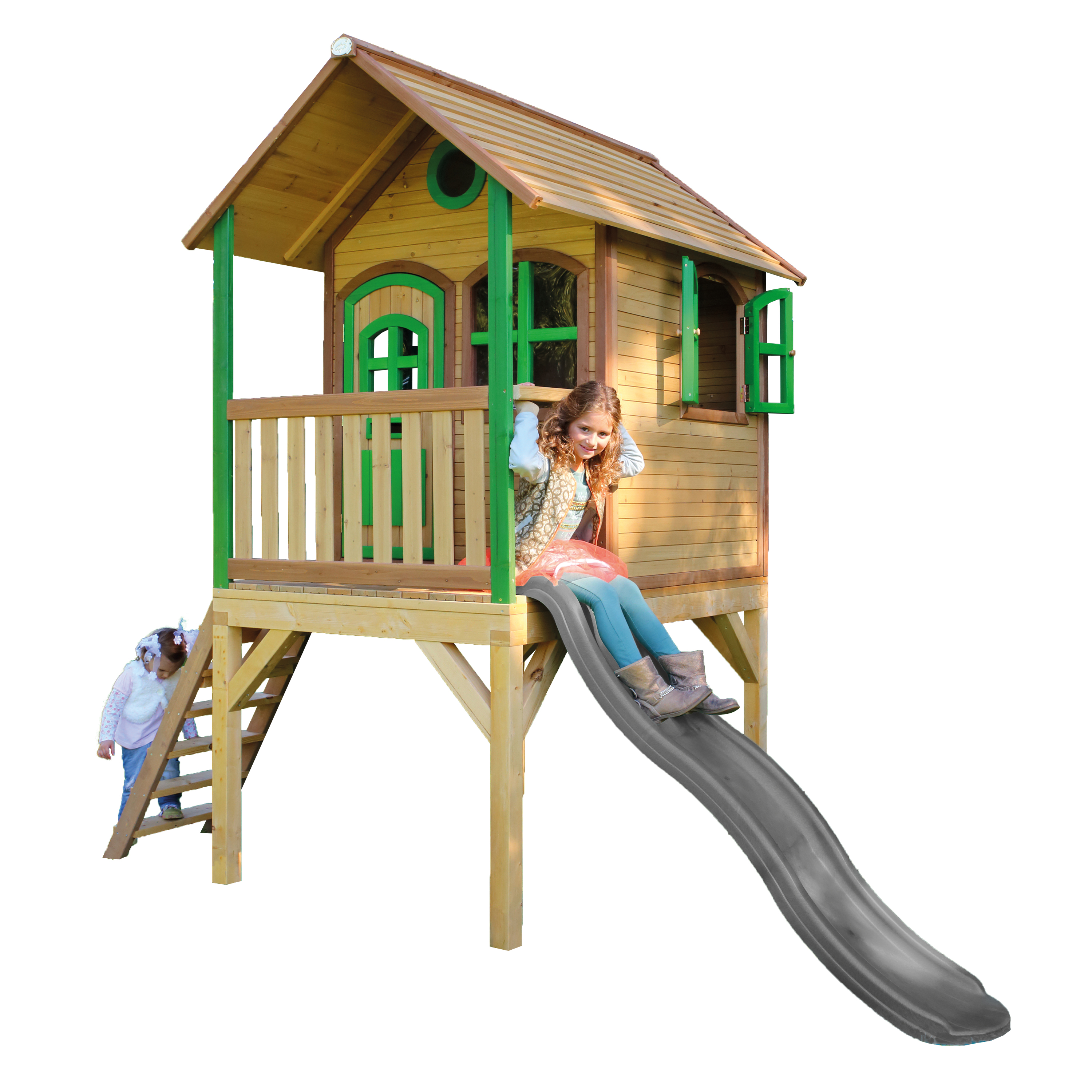 Kinder spielen auf einem Holzspielhaus mit Rutsche und Treppe. Ein Kind rutscht, ein anderes klettert.