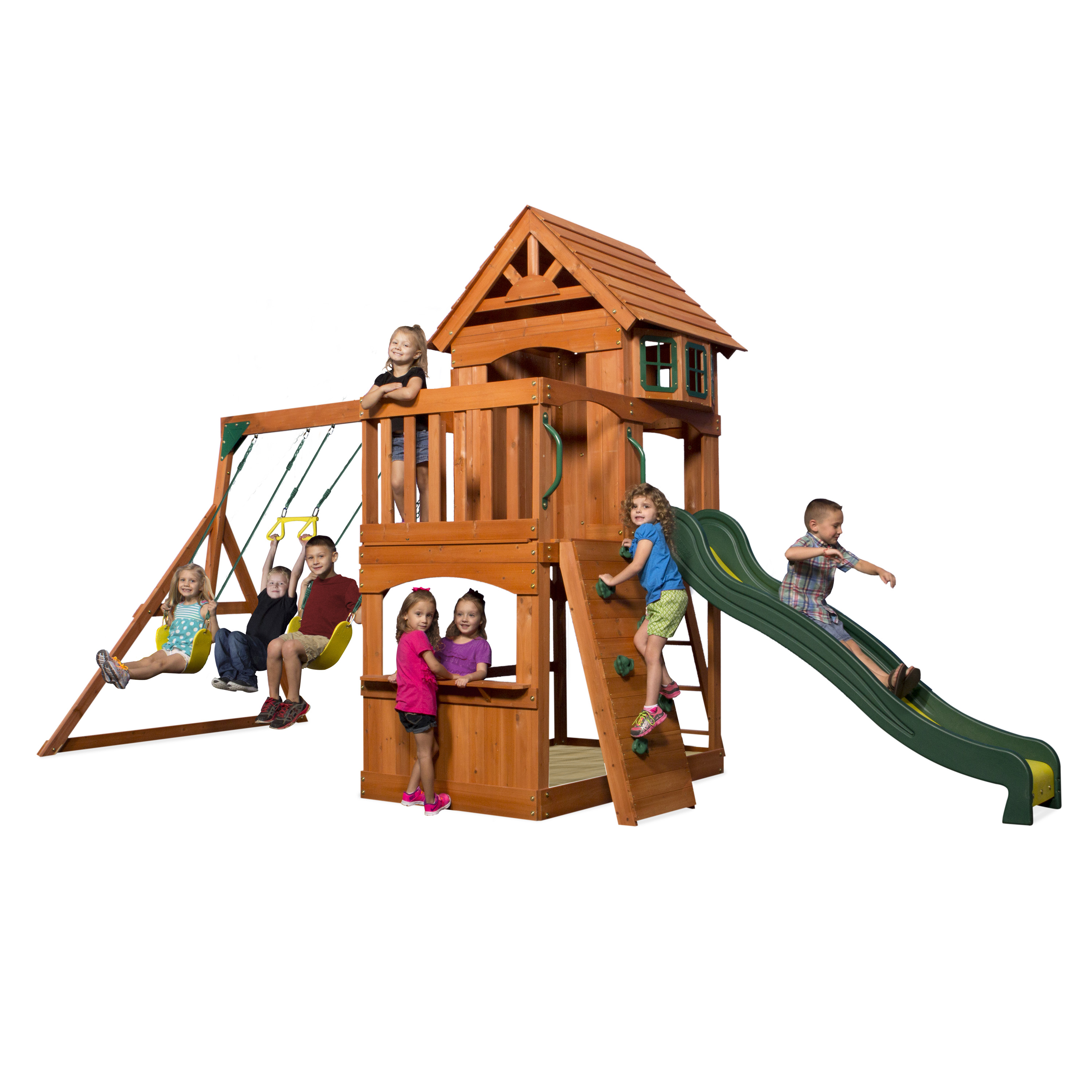 Spielplatz aus Holz mit Rutsche, Schaukeln, Kletterwand. Kinder spielen darauf.