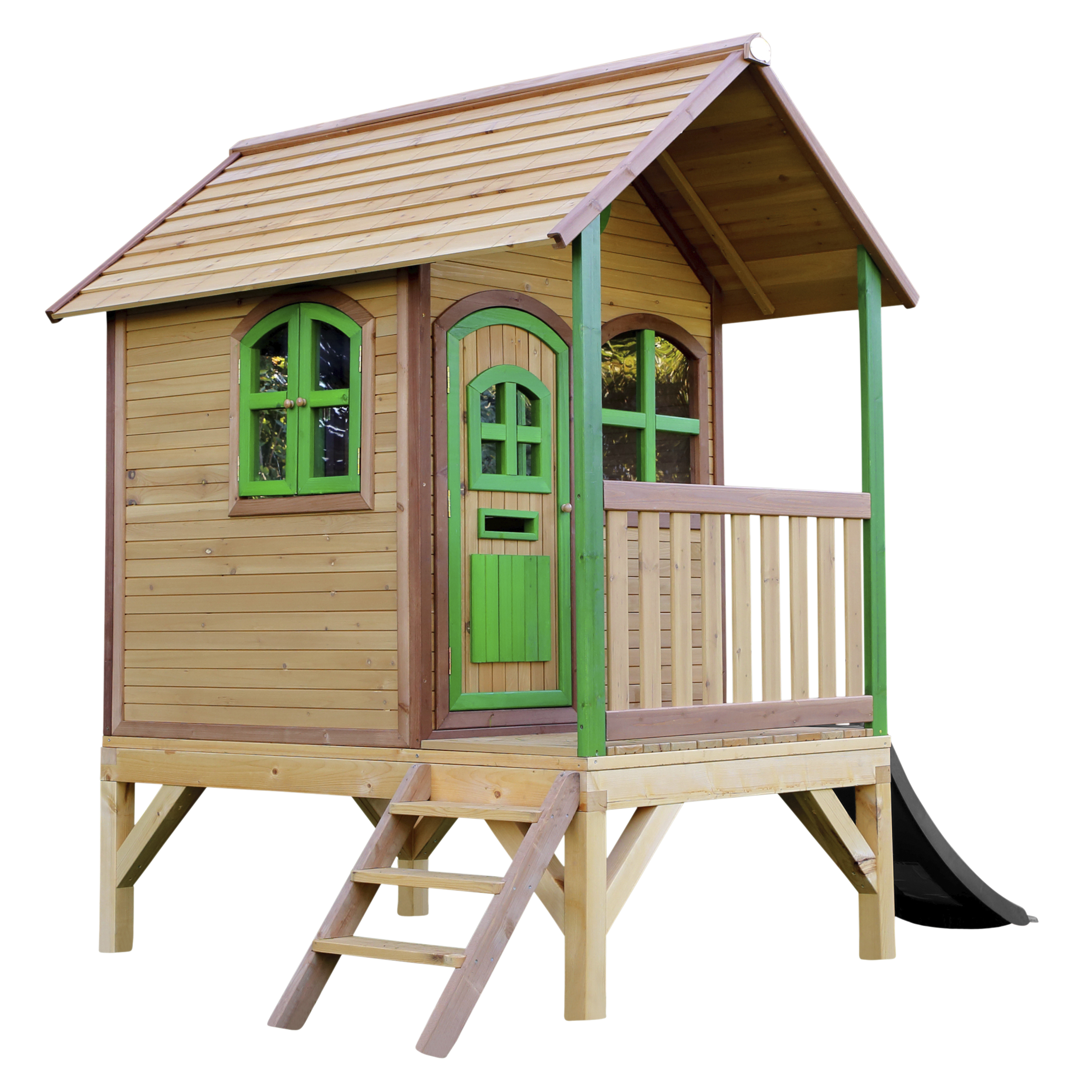 Ein Holzspielhaus mit grünen Akzenten und einer Rutsche, mit einer Leiter, die zu einer Veranda führt.