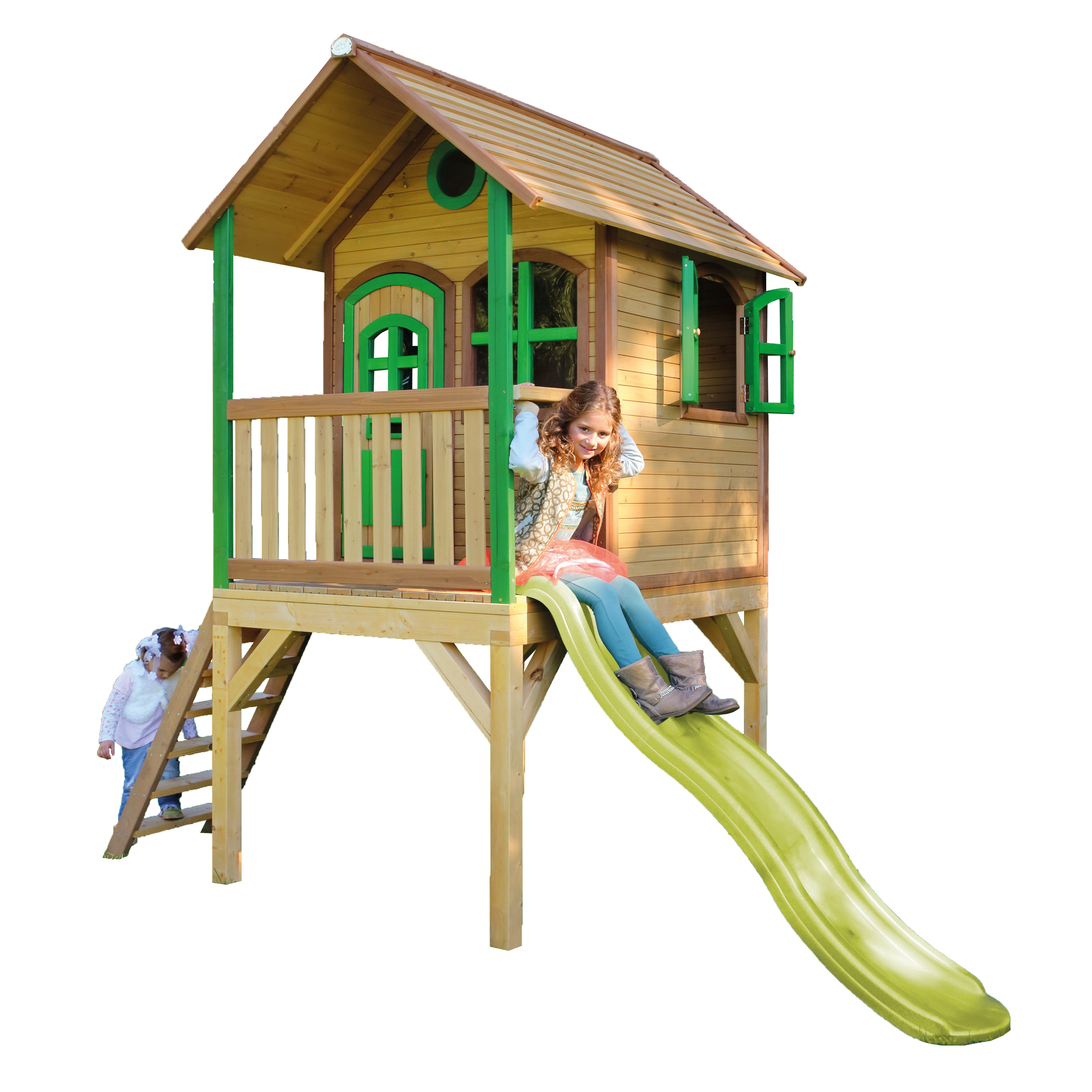 Ein Holzspielhaus mit Rutsche und zwei Kindern. Eines klettert, das andere rutscht.