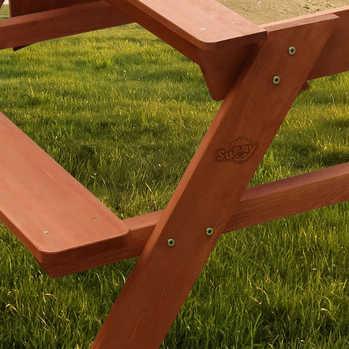 Holz-Picknicktischrahmen auf Gras, mit Details der Holzverbindungen, schräge Ansicht.