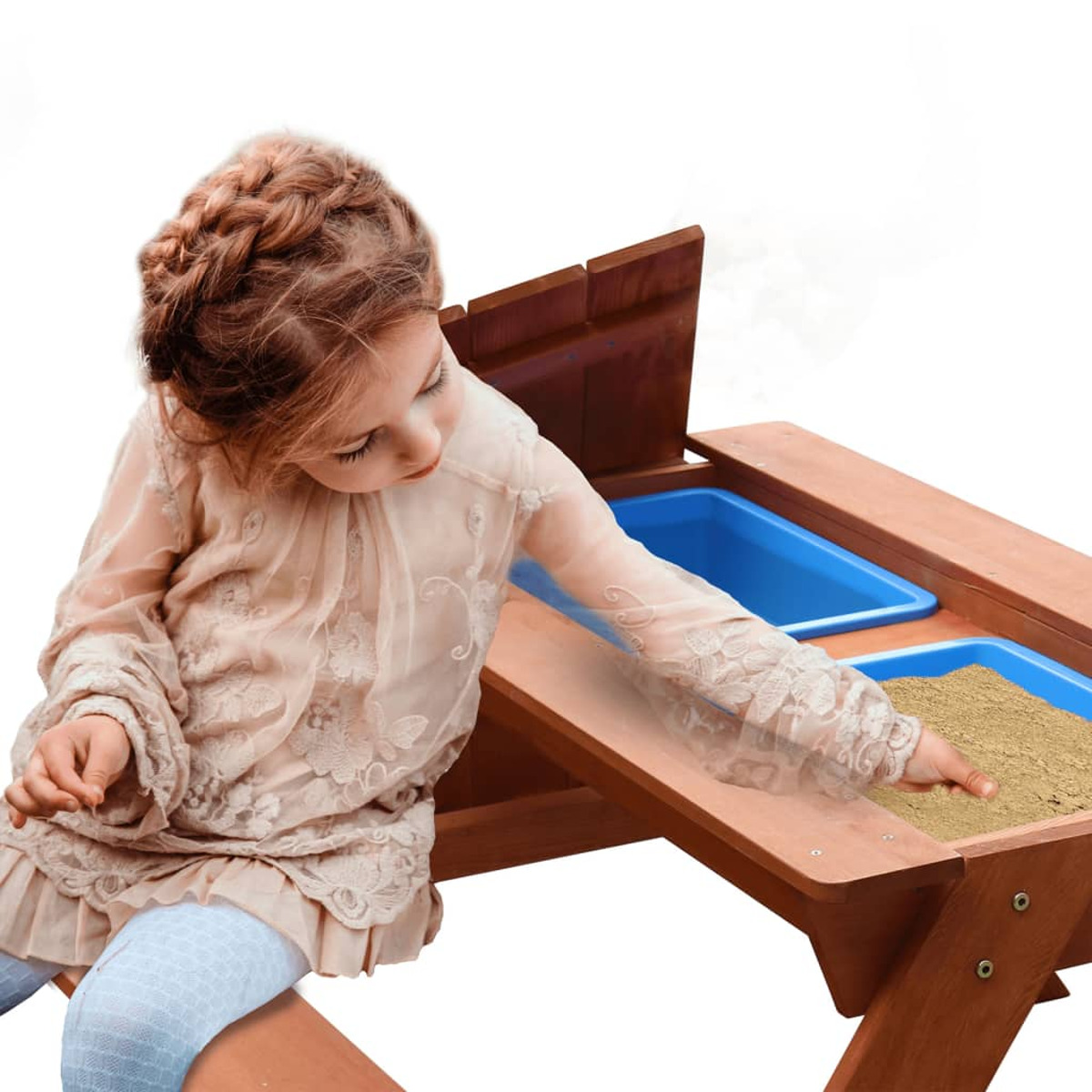 Ein Mädchen spielt mit Sand in einem hölzernen Sandkasten. Blaue Behälter halten den Sand. Weißer Hintergrund.