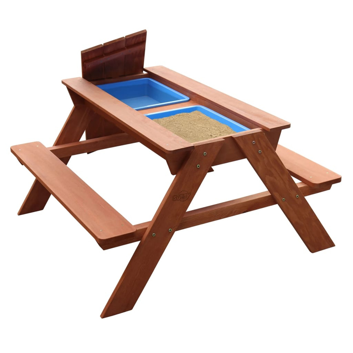 Ein hölzerner Picknicktisch mit zwei blauen Sand-/Wassertabletts und einem Deckel oben drauf.