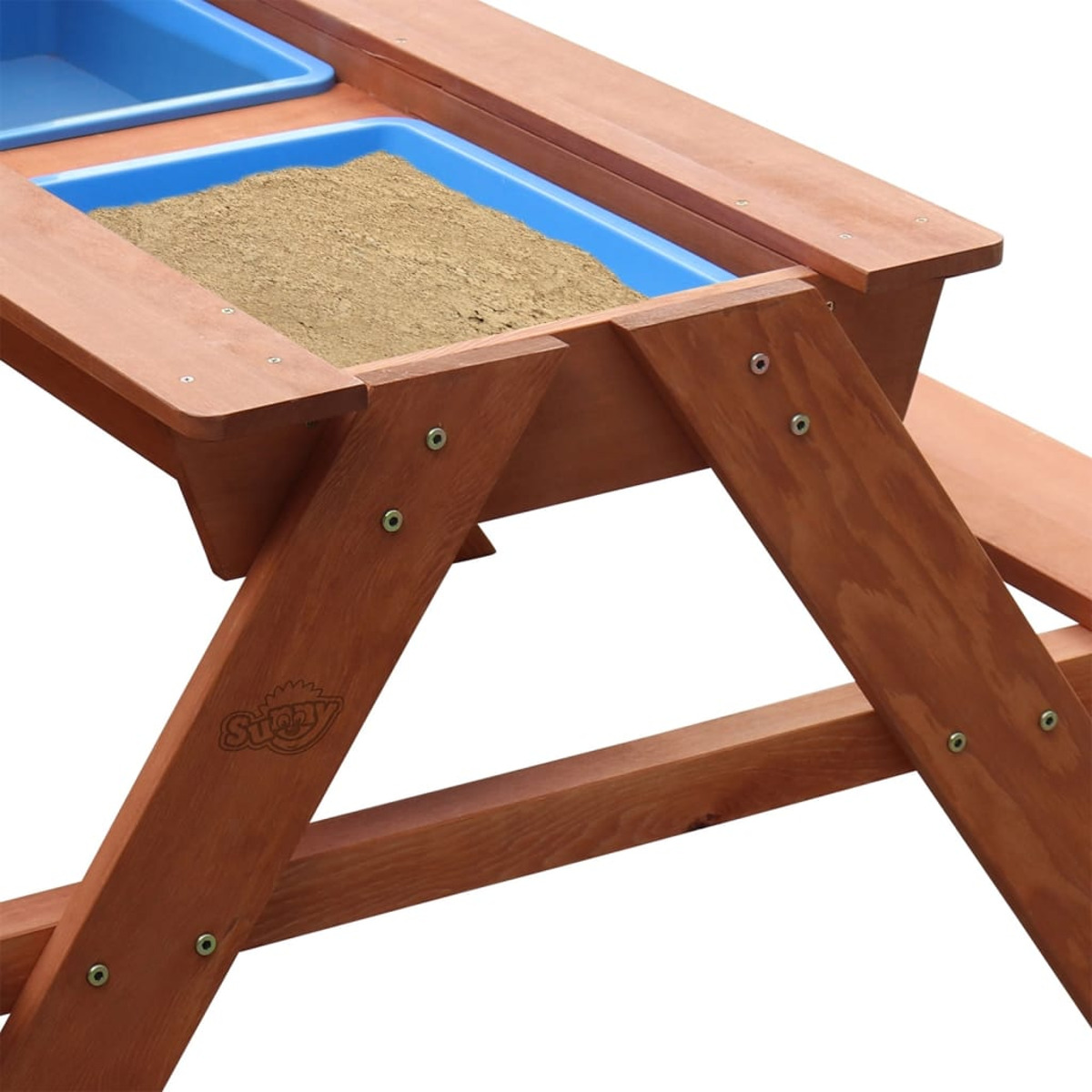 Ein hölzerner Sand- und Wassertisch mit zwei blauen Tabletts und einem Holztisch für Kinder.
