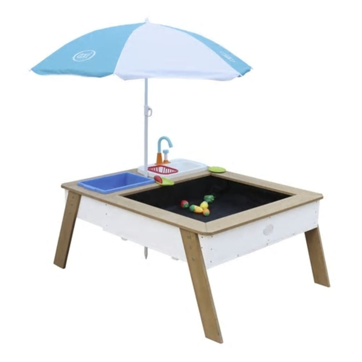 Ein Sandkasten mit Sonnenschirm, Waschbecken und verschiedenen Spielzeugen. Weißes und braunes Farbschema.