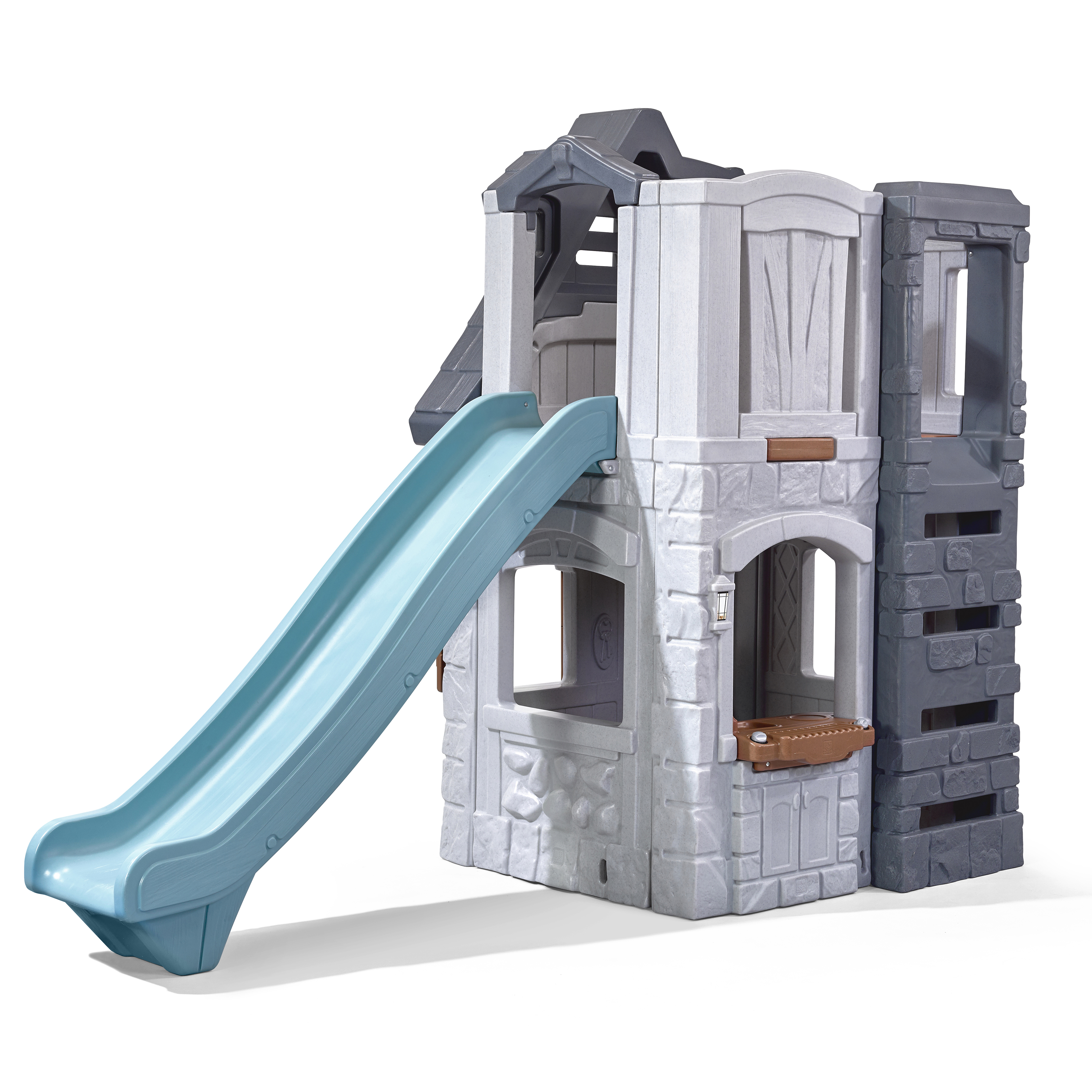 Ein Kinderspielhaus mit Rutsche, Fenstern und einer steinartigen Fassade, isoliert auf Weiß.
