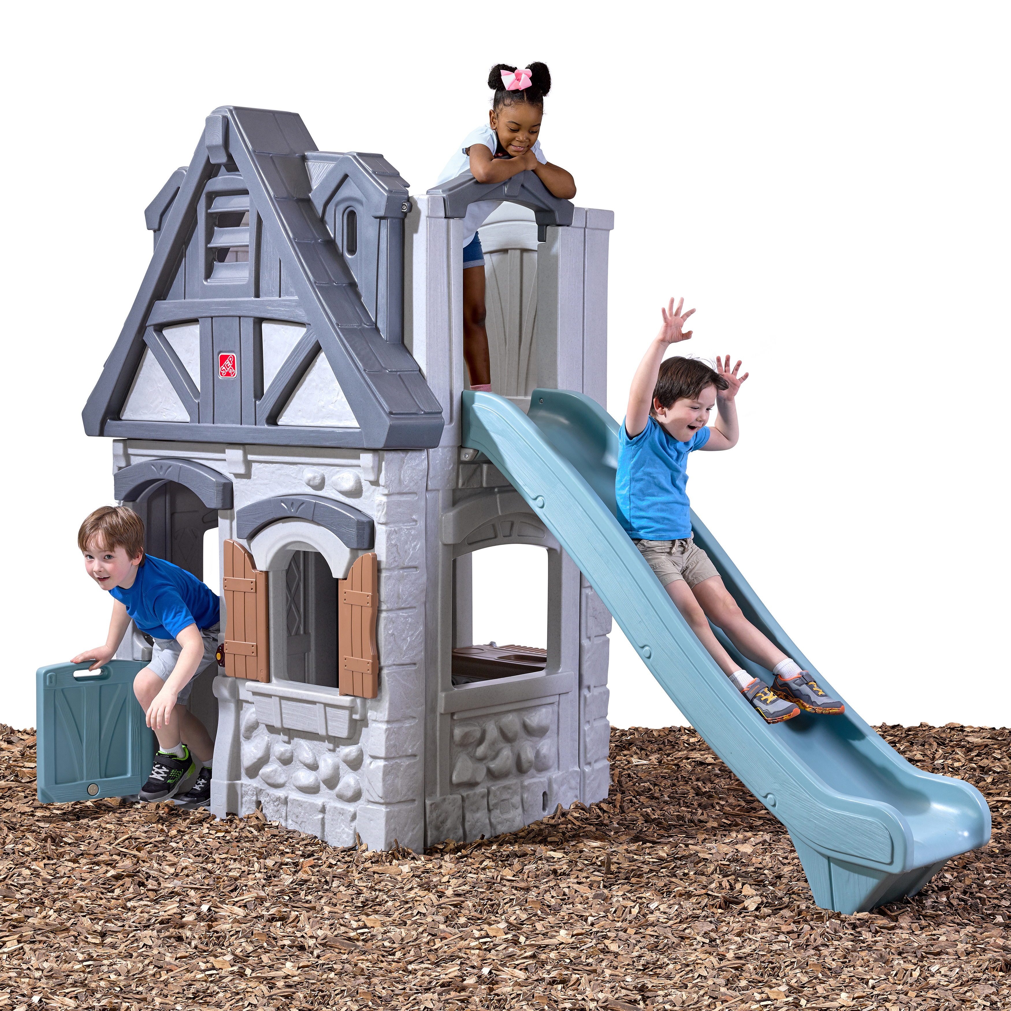 Kinder spielen auf einem farbenfrohen Spielhaus mit Rutsche, auf weißem Hintergrund.