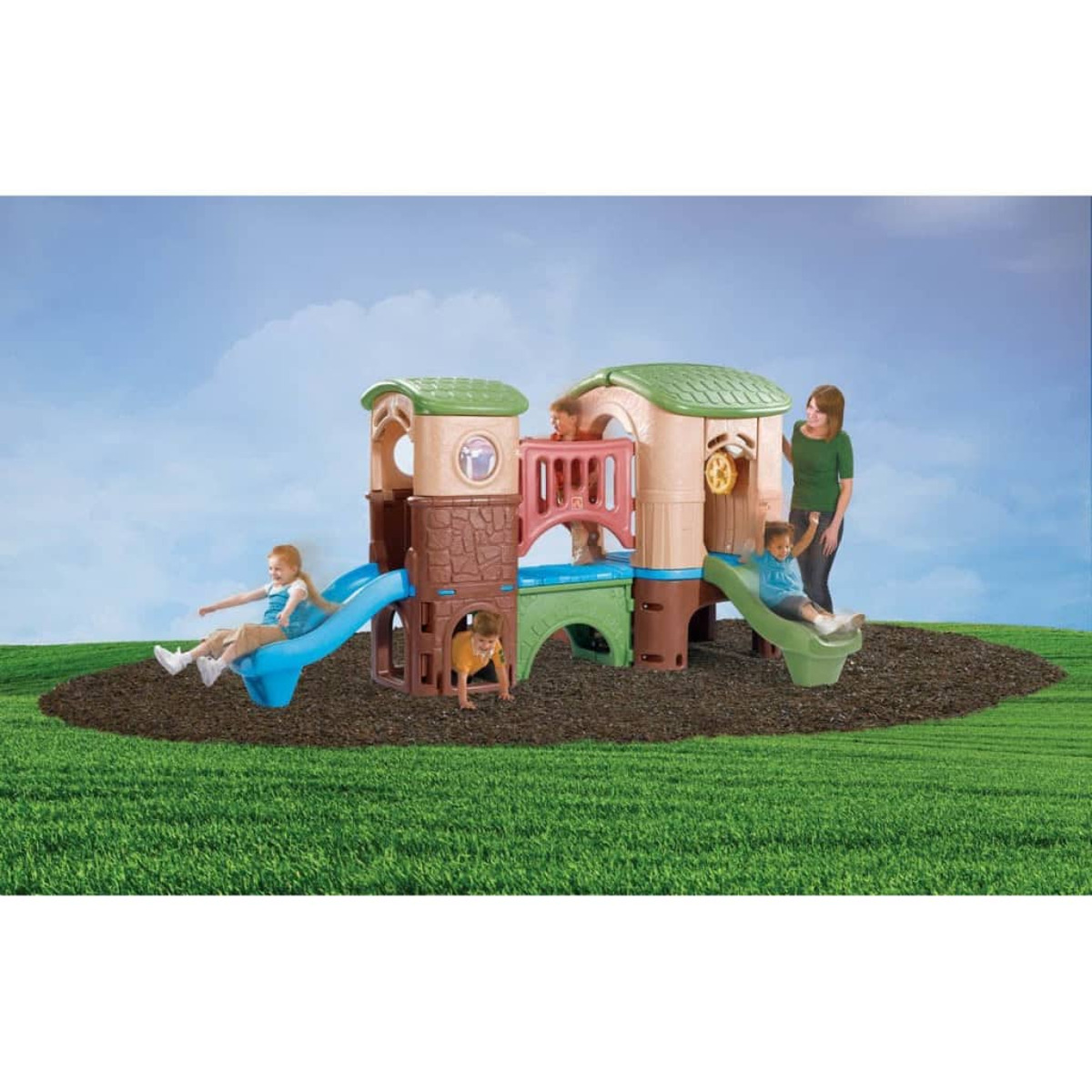 Spielplatz mit Kindern. Mehrere Spielstrukturen, Rutschen und spielende Kinder.